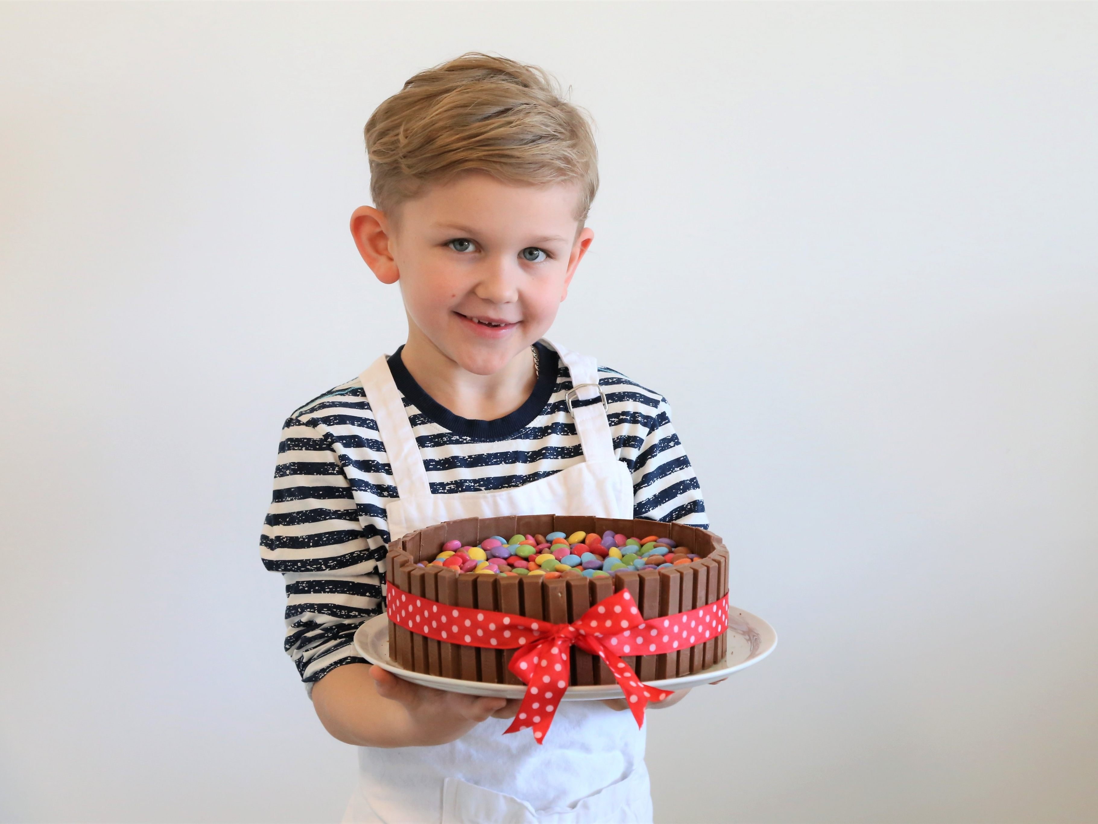 Eine halbe Stunde Zubereitungszeit (gesamt 1,5 Stunden Back- und Abkühlzeit) und voilà: Liams Geburtstagskuchen. Eine halbe Stunde Zubereitungszeit (gesamt 1,5 Stunden Back- und Abkühlzeit) und voilà: Liams Geburtstagskuchen.