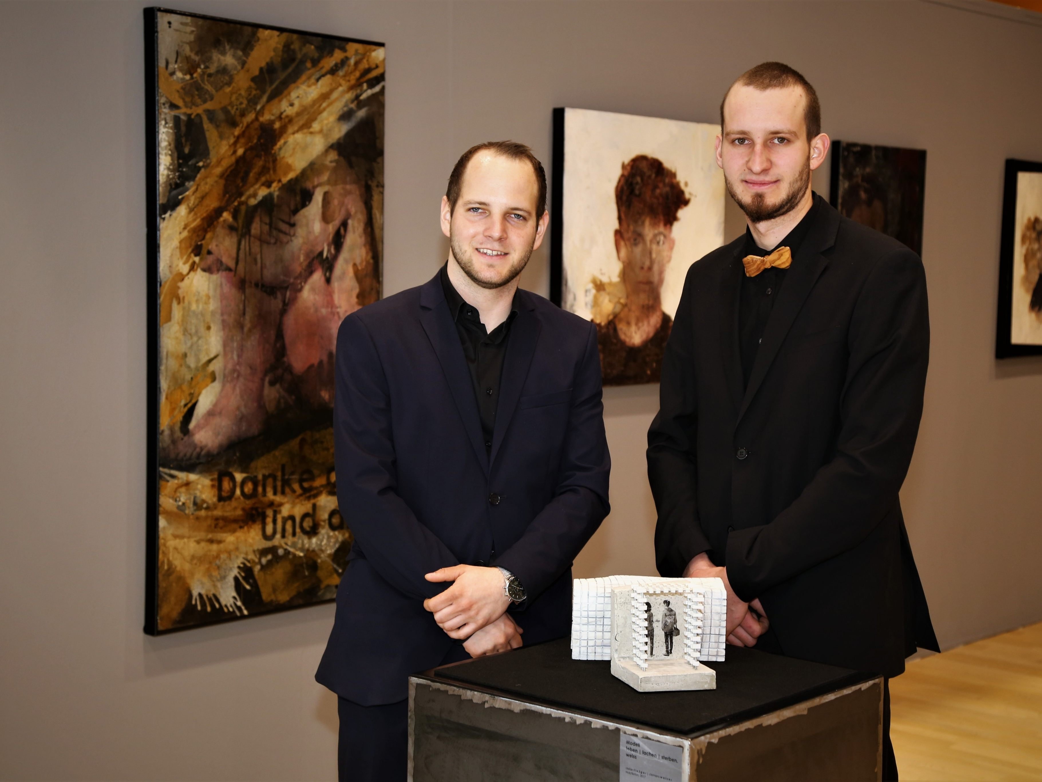 Stefan Finzgar und Clemens Walser (v. l.) luden zur Vernissage am Elisabethplatz und ins Montforthaus. Der Andrang war groß.