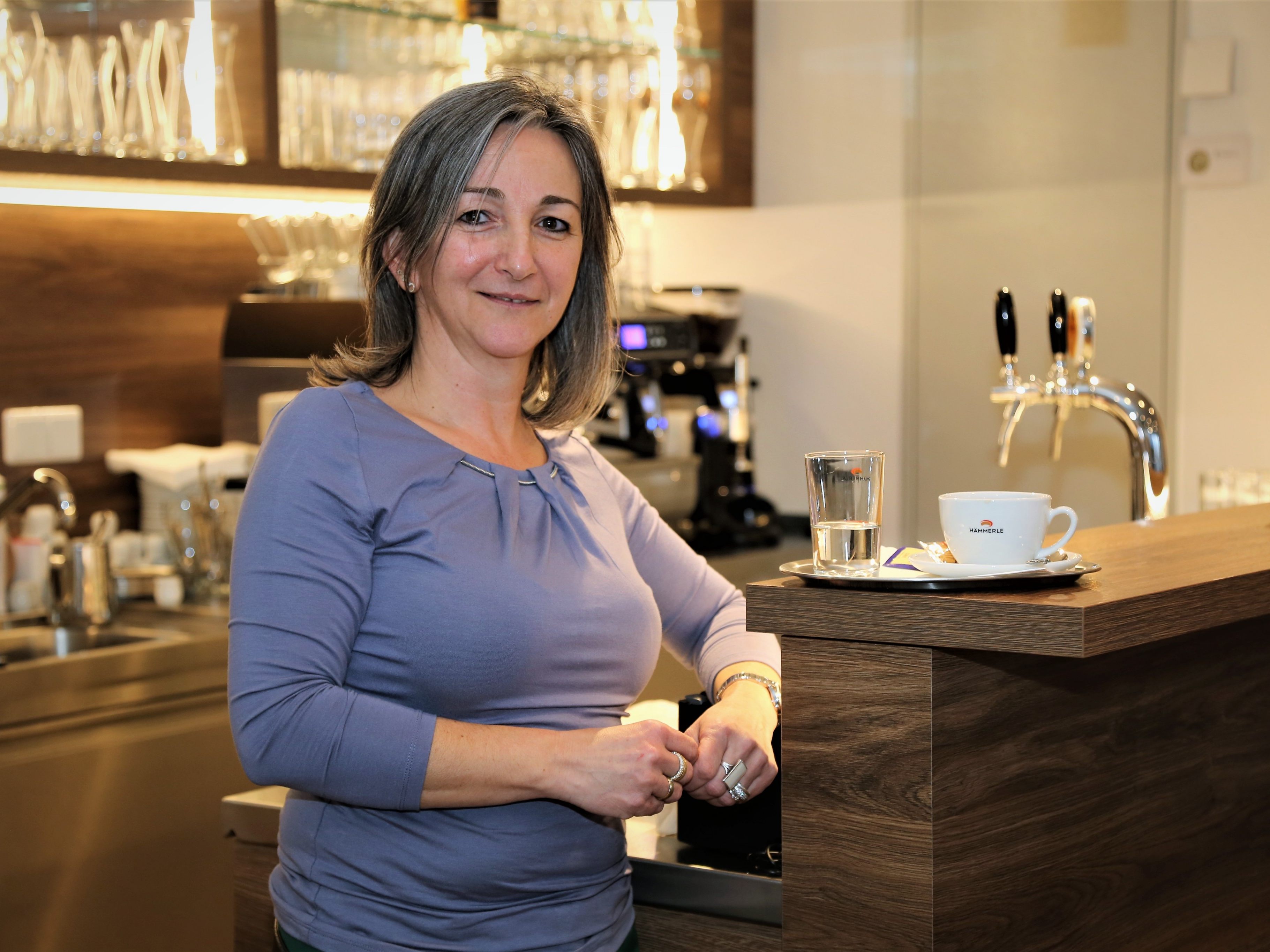 Die Geschäftsführerin des Café „Hanni“, Daliborka Knestel, bringt neuen Schwung in den Gisinger Ortskern.