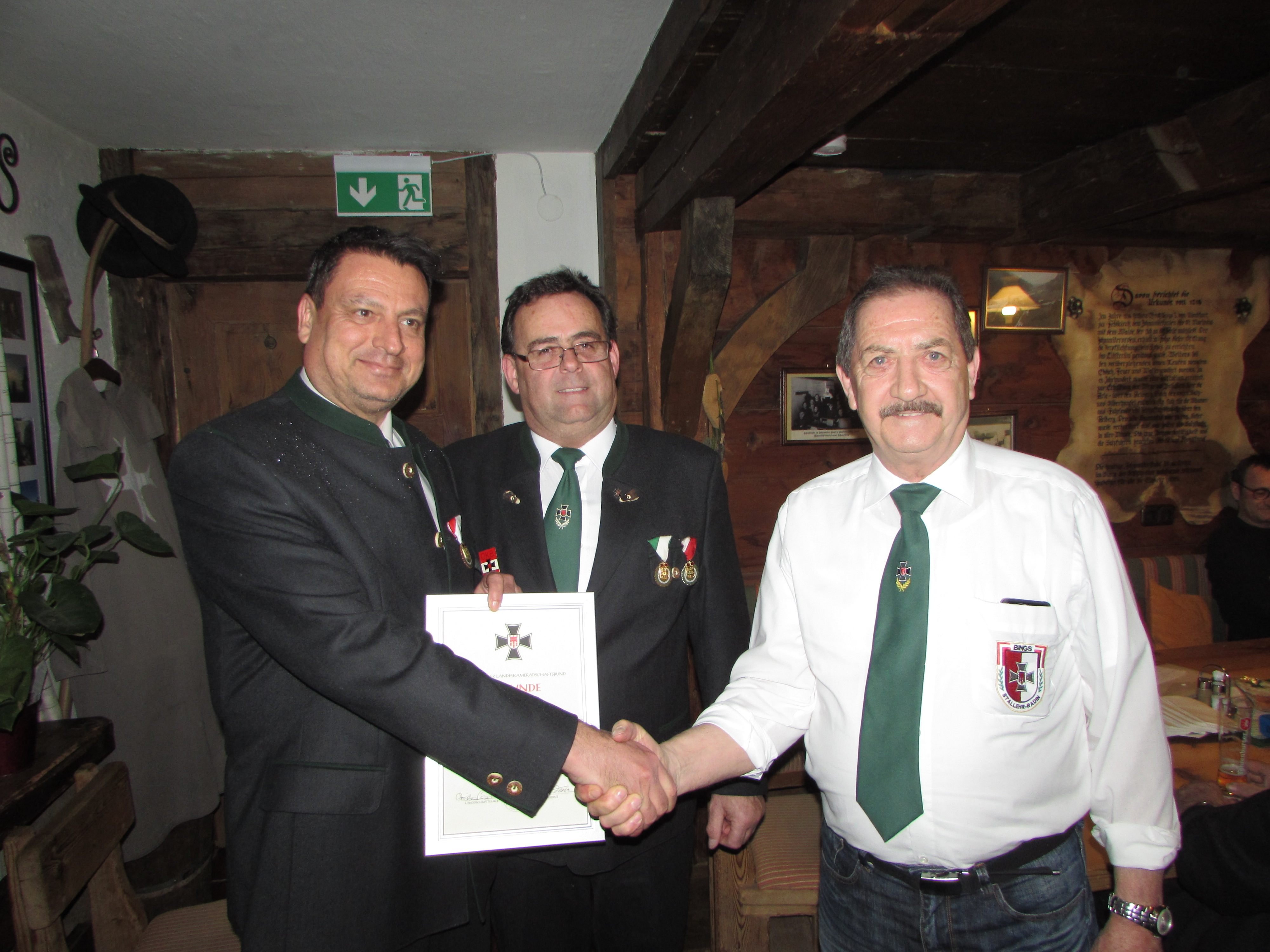 Der geehrte Andreas Fritz mit Obmann Guntram Brunner und Talschaftsobmann Edmund Bucher Der geehrte Andreas Fritz mit Obmann Guntram Brunner und Talschaftsobmann Edmund Bucher