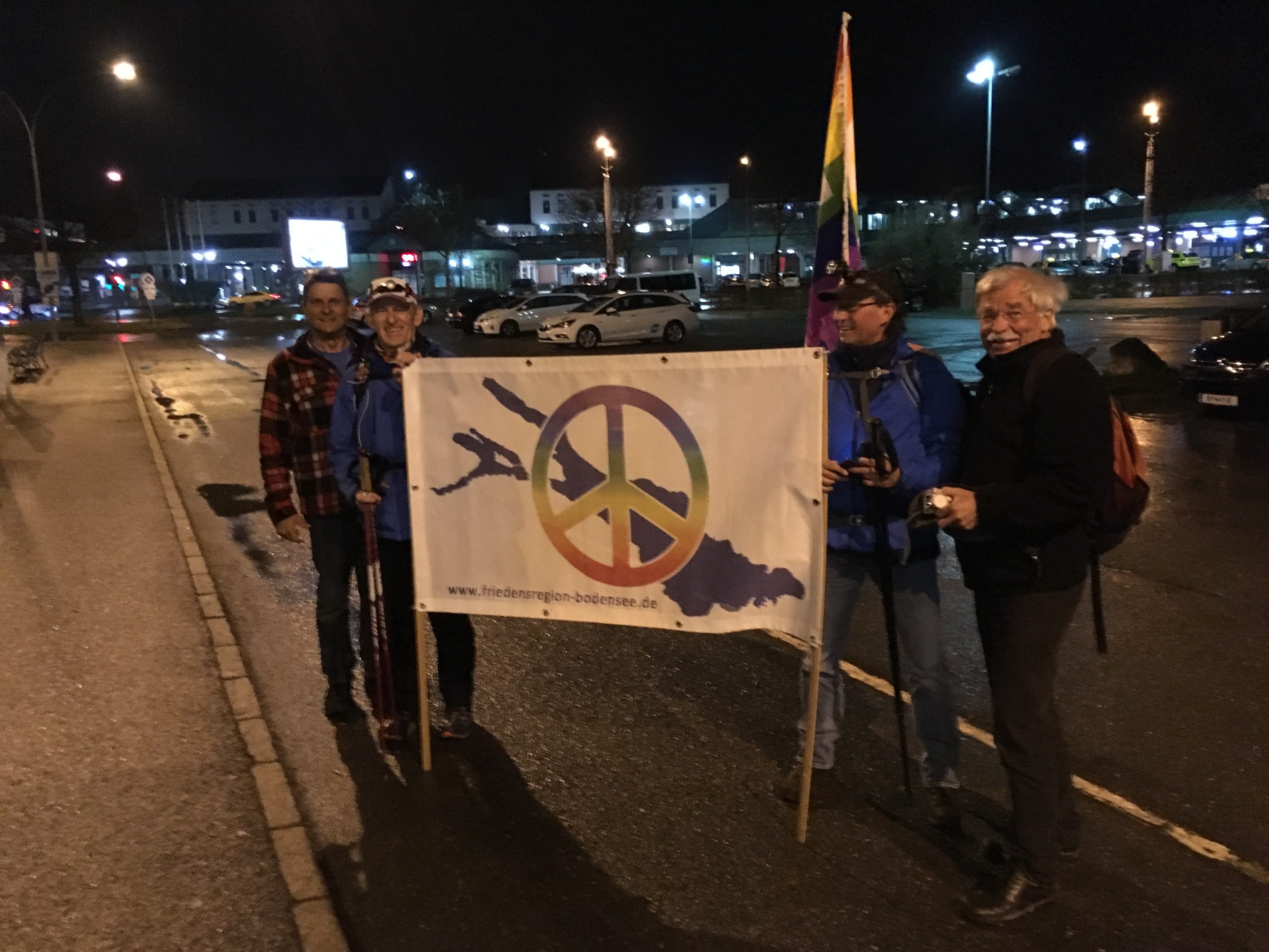 Der Bodensee-ULTRA-Friedenslauf ist in Bregenz gestartet.