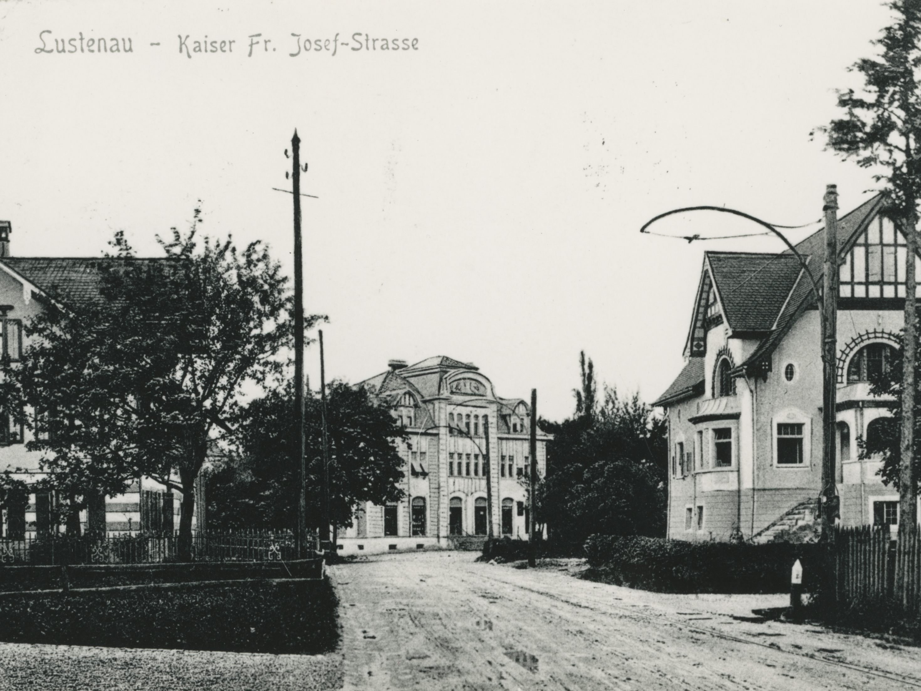 Kaiser-Franz-Josef-Straße, im Hintergrund die alte Raiffeisenbank.