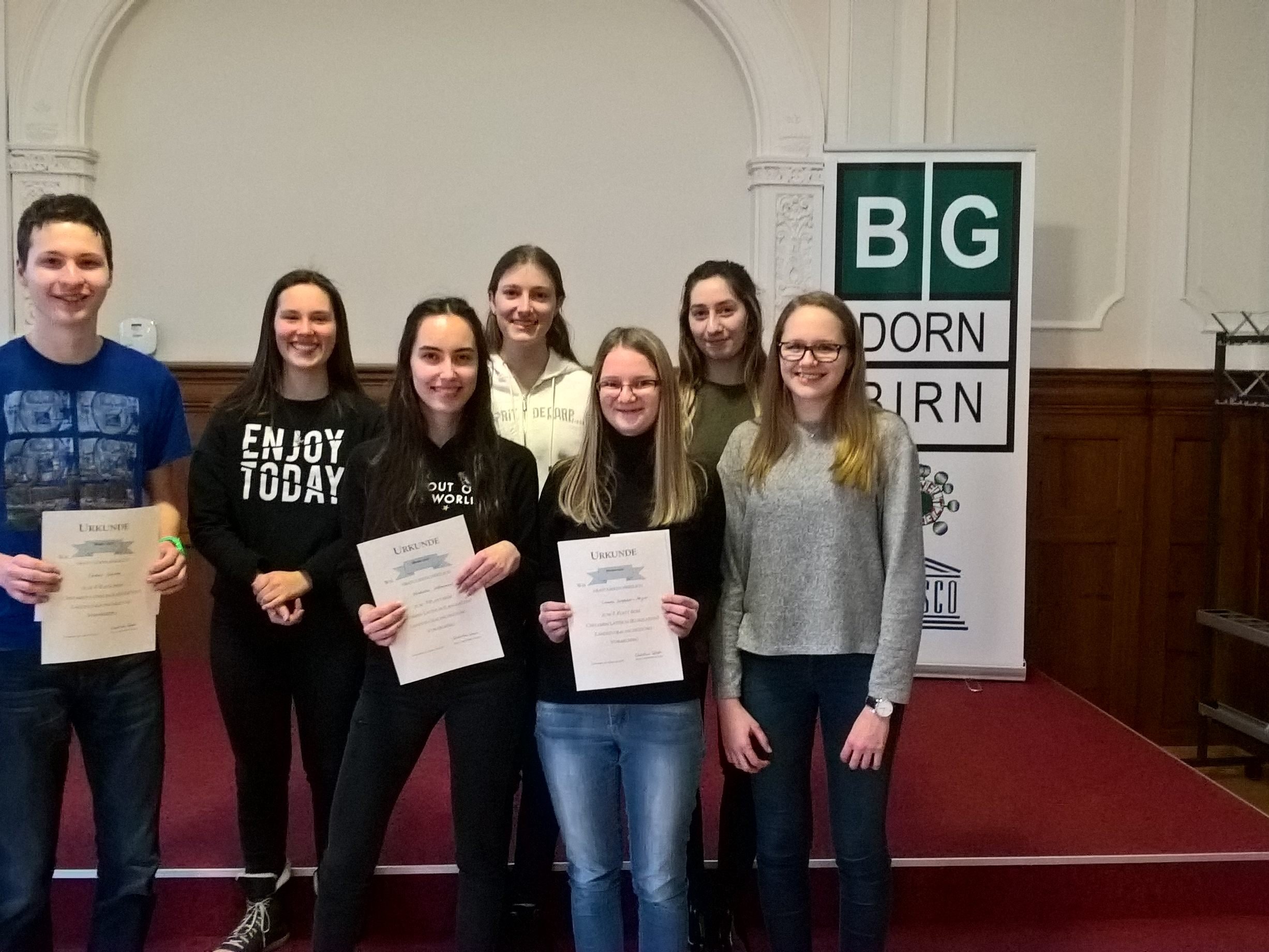 Geballte Latein-Power aus dem BG Lustenau: Lukas Gasser, Nathalie Alge, Michelle Hämmerle, Cora Schneider, Laura Grabher-Meyer, Dilan Ulusoy, Amelie Gehrer. Geballte Latein-Power aus dem BG Lustenau: Lukas Gasser, Nathalie Alge, Michelle Hämmerle, Cora Schneider, Laura Grabher-Meyer, Dilan Ulusoy, Amelie Gehrer.