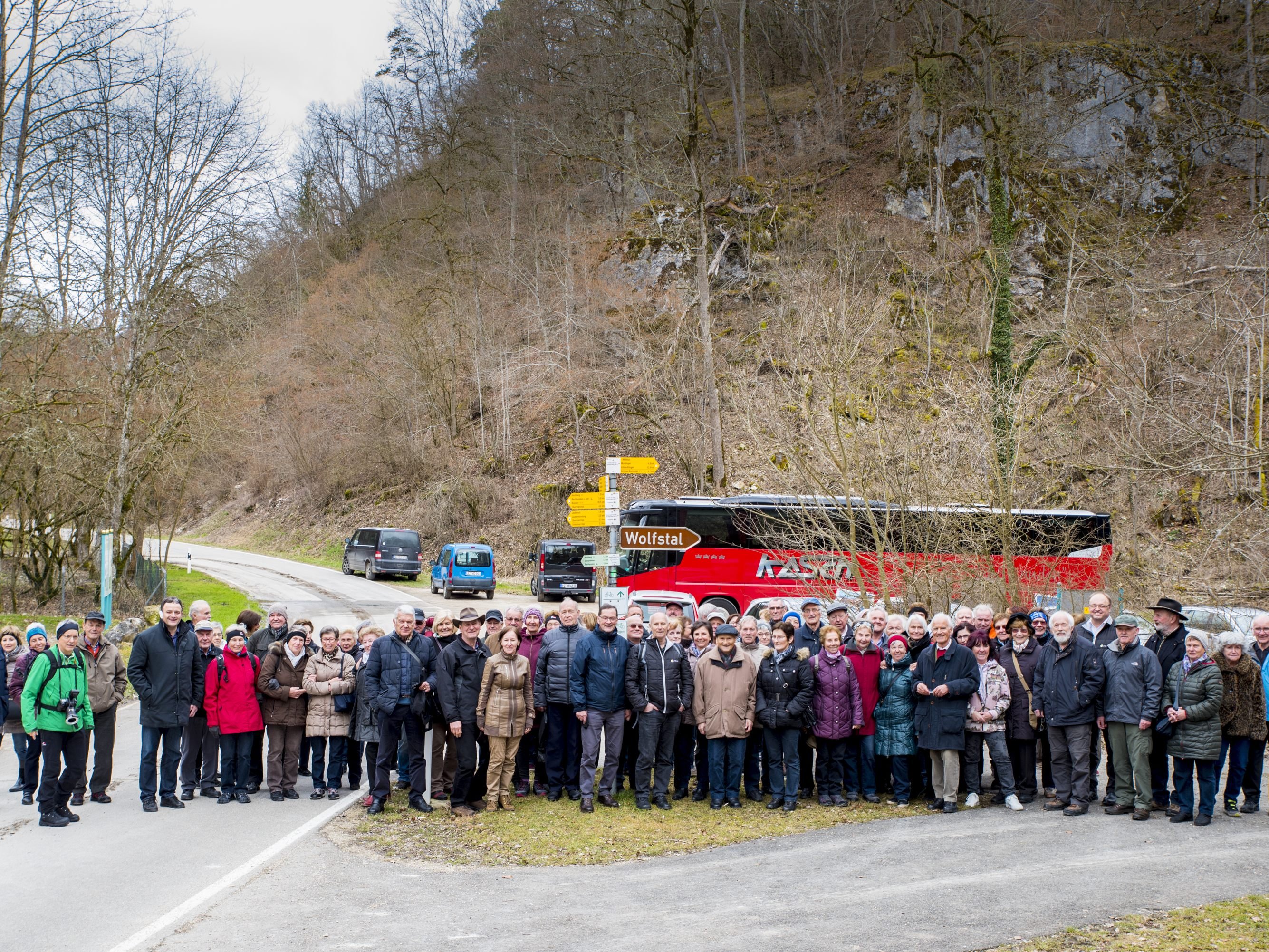 Wandergruppe beim Eingang zum Wolfstal Wandergruppe beim Eingang zum Wolfstal