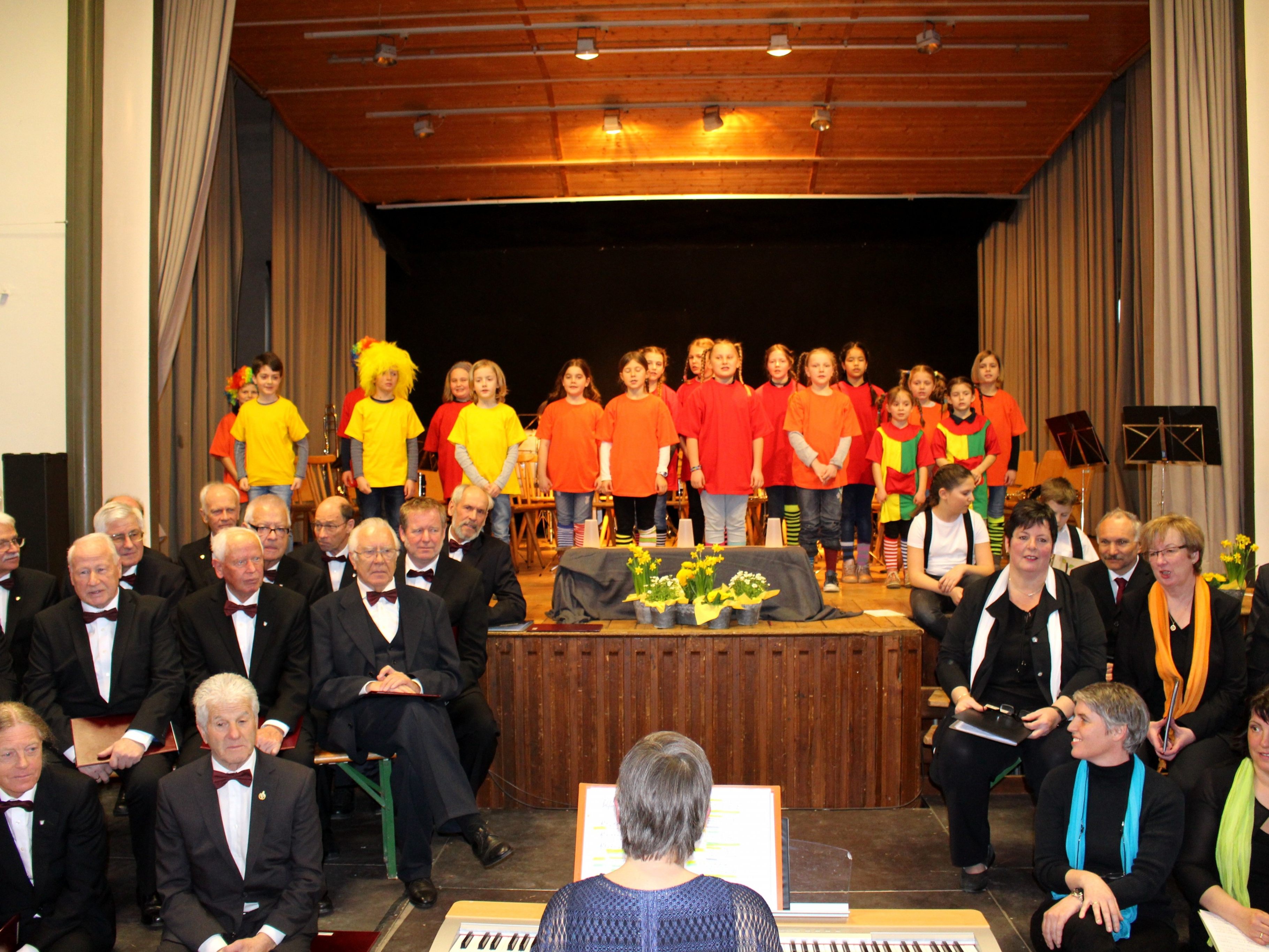 Jubel und Begeisterung beim traditionellen Gemeinschaftskonzert der musischen Lochauer Ortsvereine in der Festhalle. Dies war beste Werbung für Chorgesang und Blasmusik.