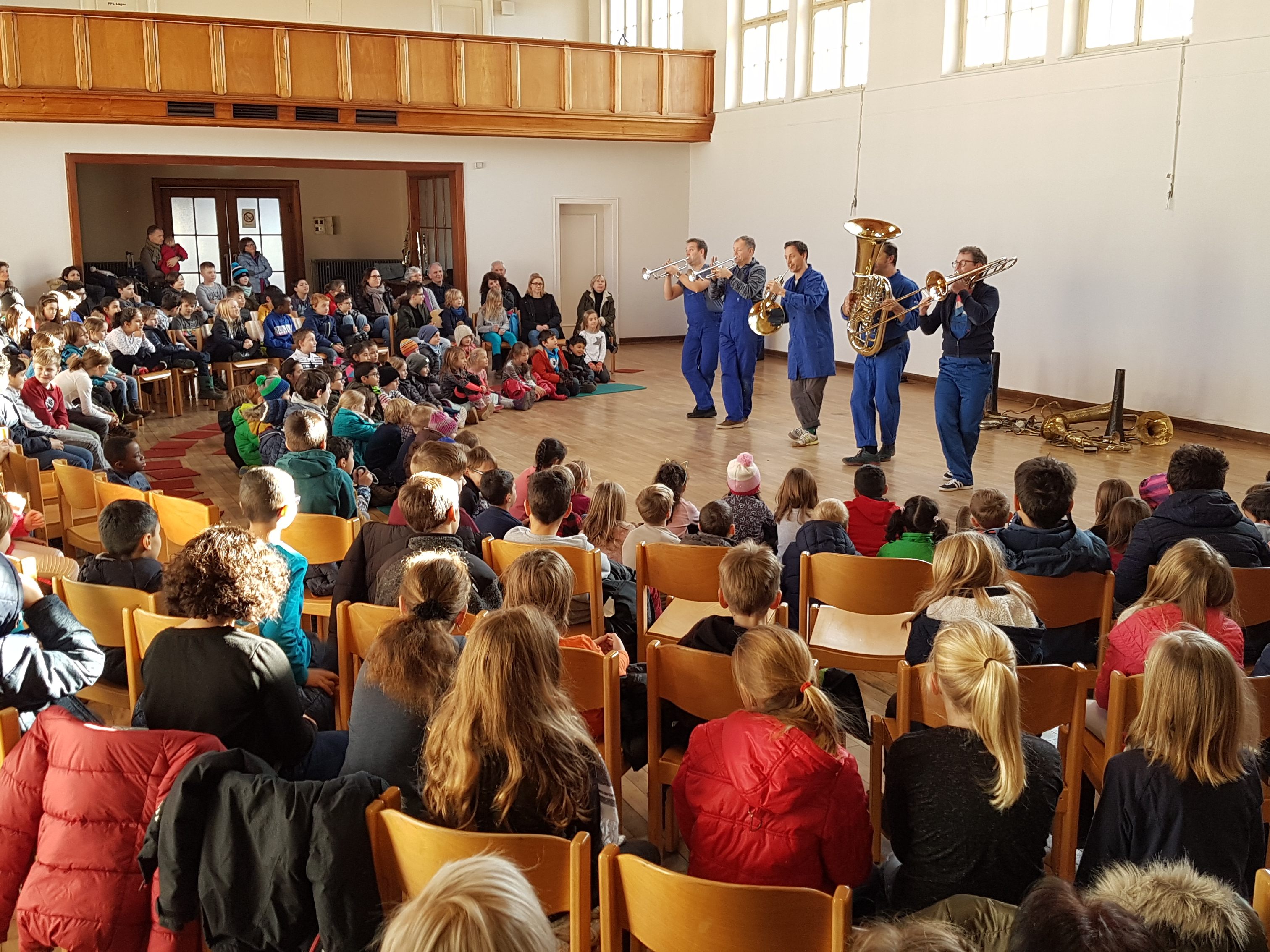 Lochauer Volksschüler ließen sich von den „Blecharbeitern“ (Sonus Brass Ensemble) für die Blasmusik und den Musikverein Lochau begeistern. Lochauer Volksschüler ließen sich von den „Blecharbeitern“ (Sonus Brass Ensemble) für die Blasmusik und den Musikverein Lochau begeistern.