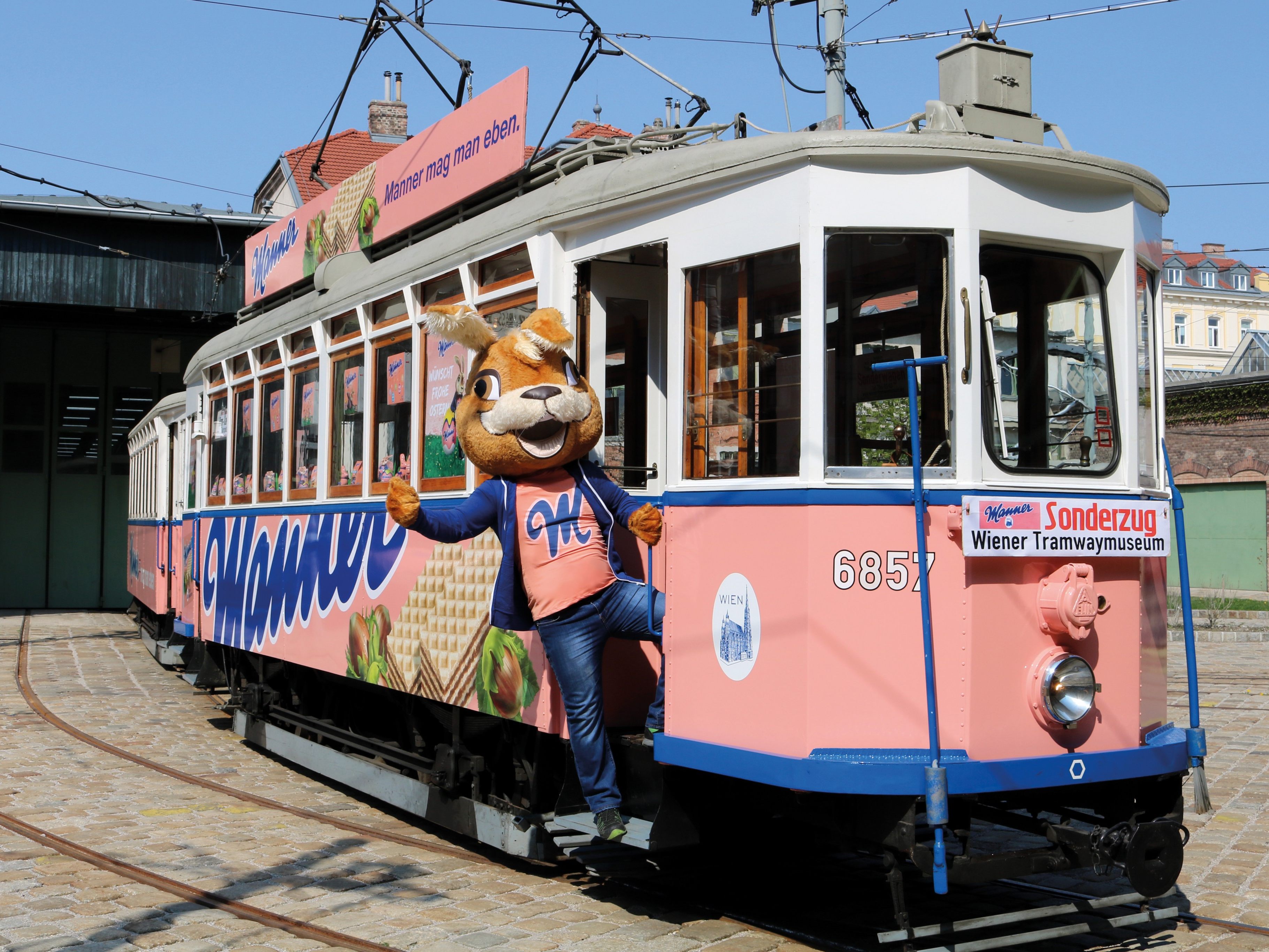 Die Manner Straßenbahn fährt wieder den Ring entlang