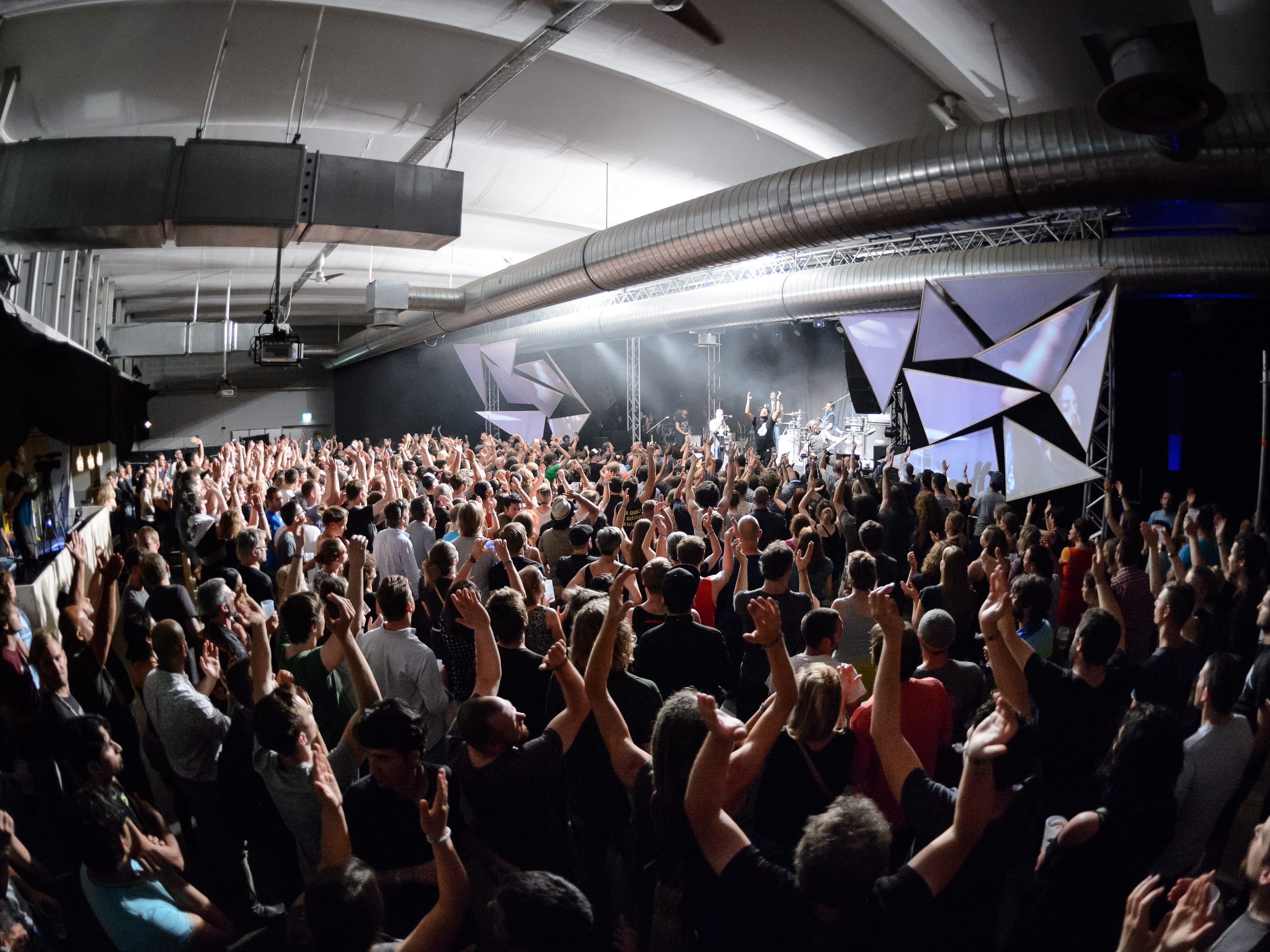 Ein Vieteljahrhundert Poolbar-Festival - diesen Sommer wird Jubiläum gefeiert. Einige Bands und Headliner sind bereits bestätigt.