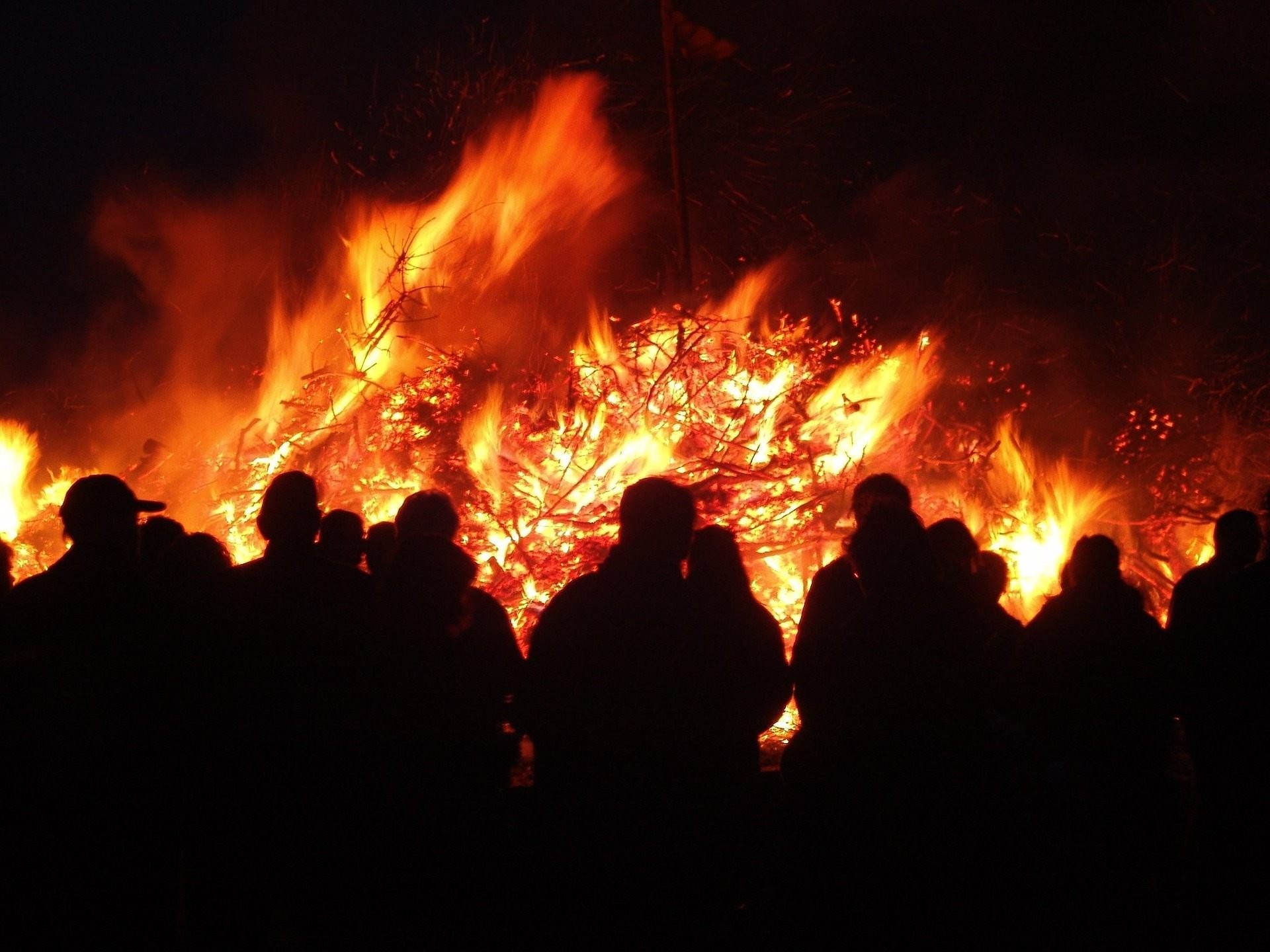 Tradition am Karsamstag: Das Osterfeuer