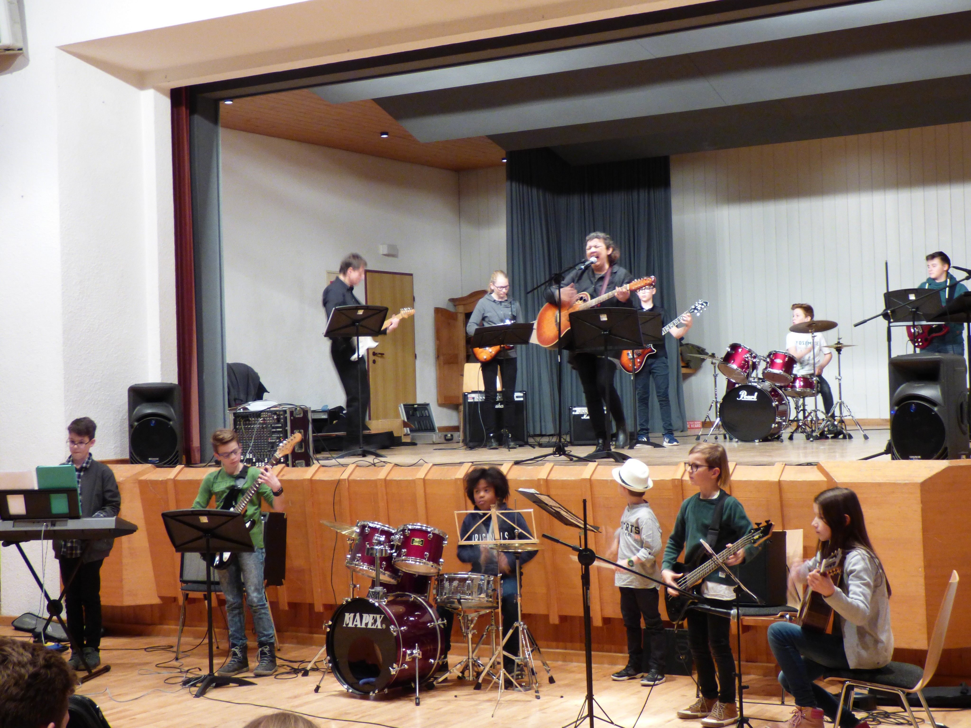 Alex Sutter und die Rockbands der Musikschule Bregenzerwald begeisterten die Besucher.