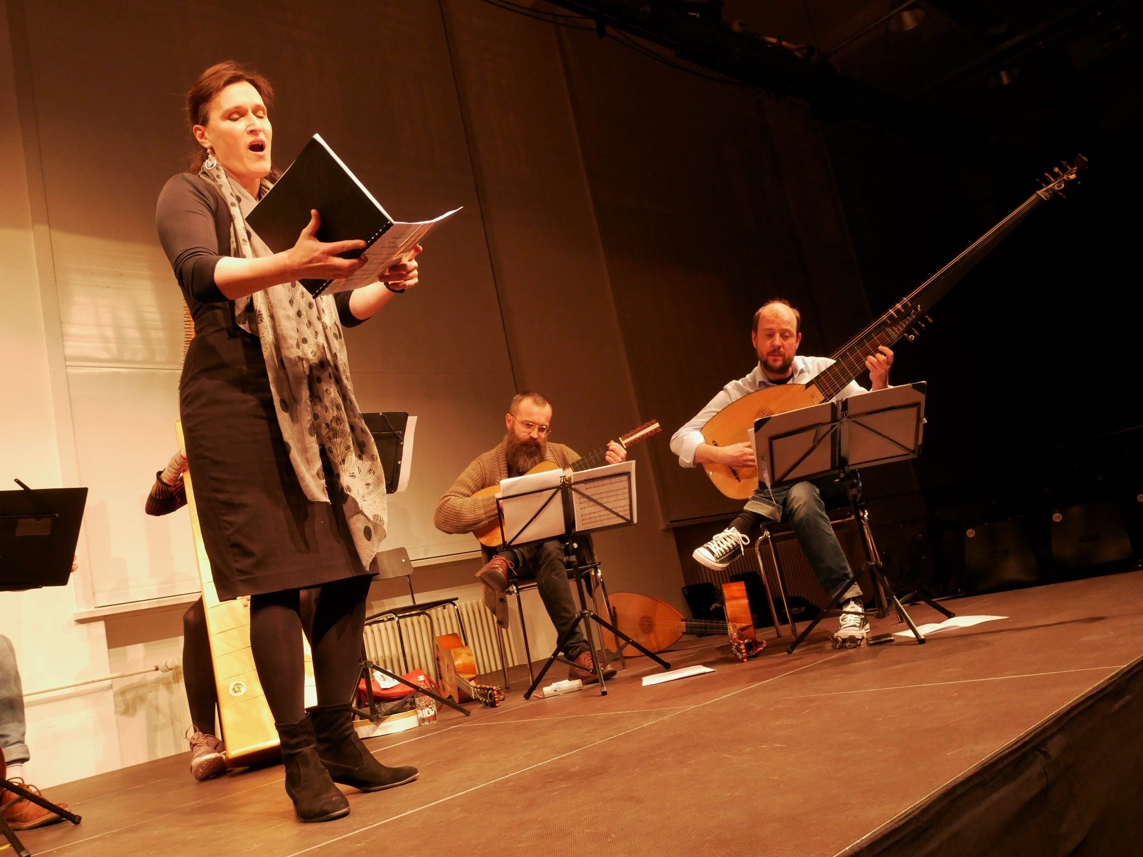 Sopranistin Claire Lefilliatre trug Stücke des Frühbarocks vor, begleitet von Thomas C. Boysen (rechts) und seinem Ensemble.