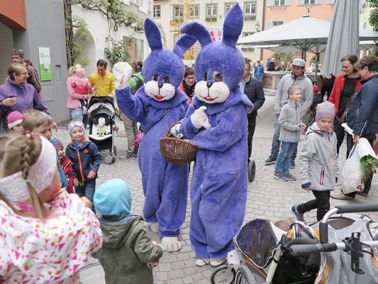 Die lila Osterhasen besuchen am 31. März die Bludenzer Altstadt.