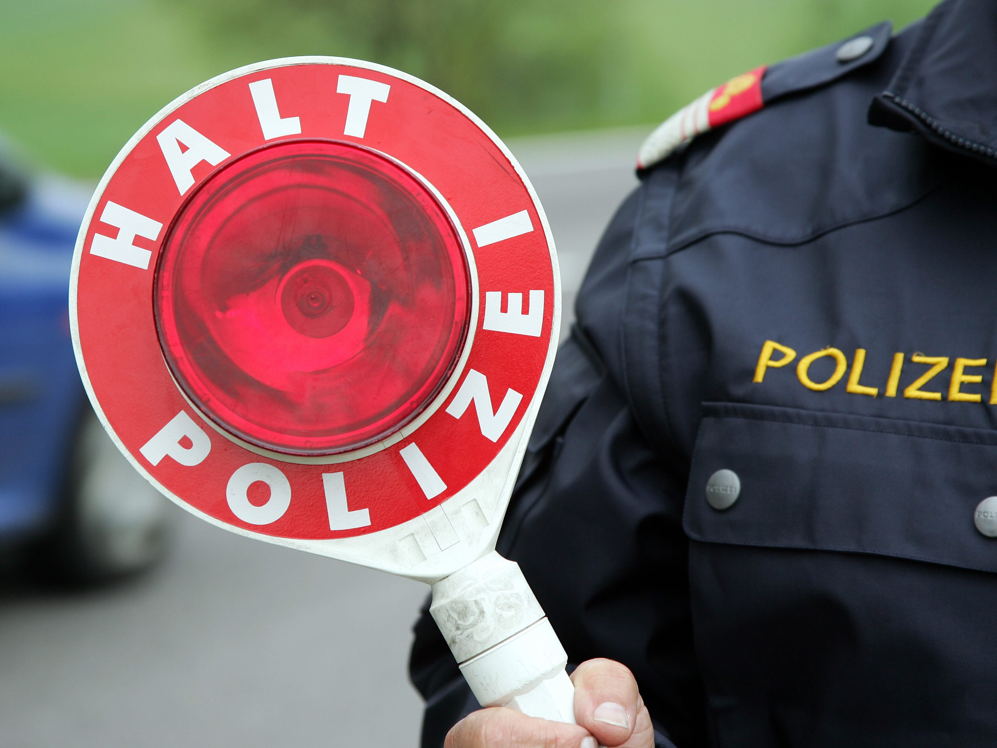 Der Fahrradfahrer wurde bei dem Unfall leicht verletzt. Der Fahrradfahrer wurde bei dem Unfall leicht verletzt.