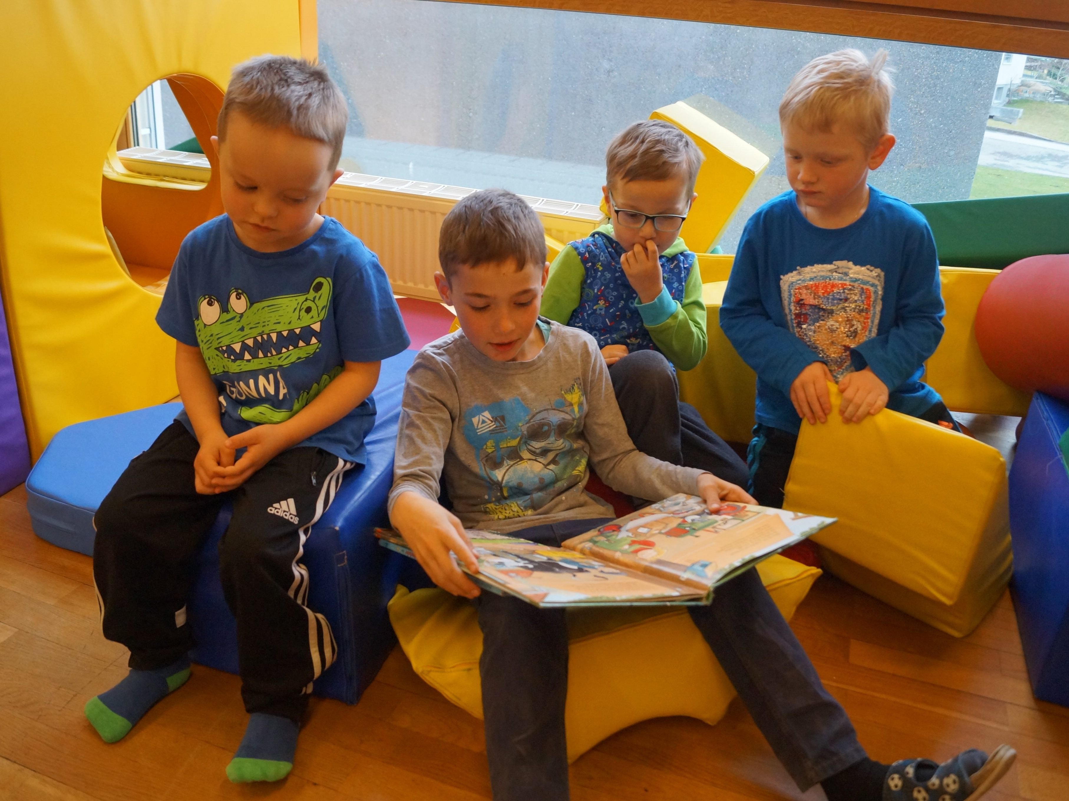 Sowohl Volksschüler als auch Kindergärtler genossen das gemeinsame Lesen.