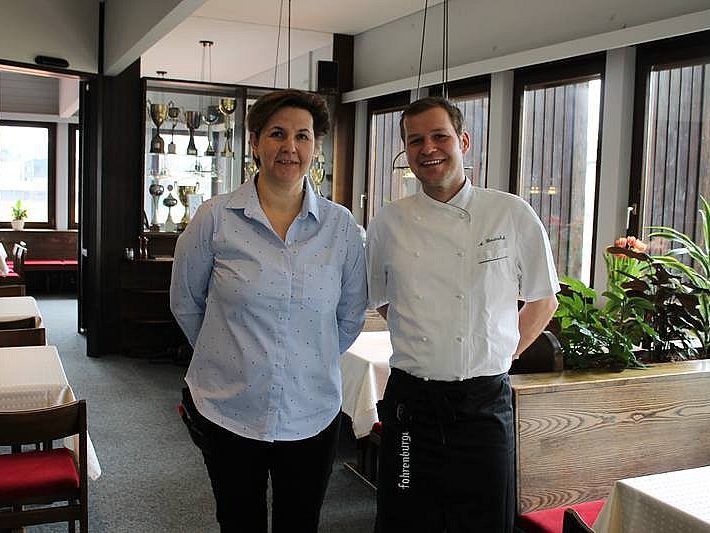Krisztina Szabó und Küchenchef Andreas Horatschek freuen sich auf Ihren Besuch. Krisztina Szabó und Küchenchef Andreas Horatschek freuen sich auf Ihren Besuch.