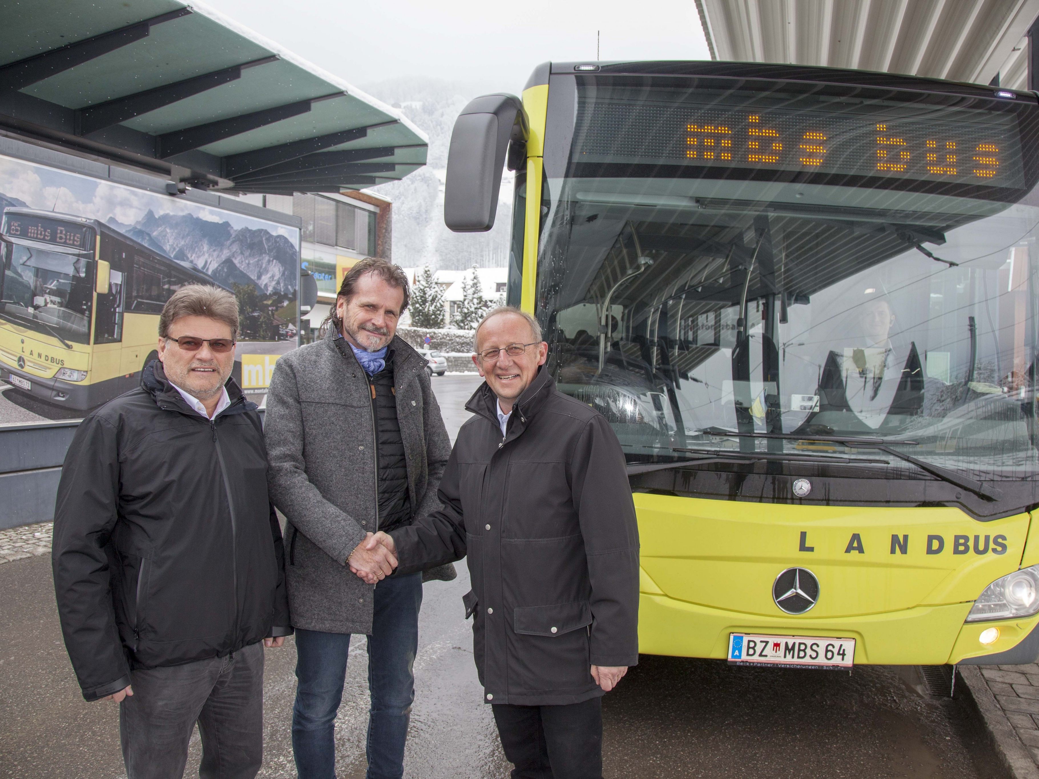 Auf eine weiterhin sehr gute Zusammenarbeit beim Landbus Montafon: mbsBus-Betriebsleiter Gebhard Schoder, Standesrepräsentant Bgm. Herbert Bitschnau und mbs-Vorstandsdirektor Bertram Luger (v. l.).