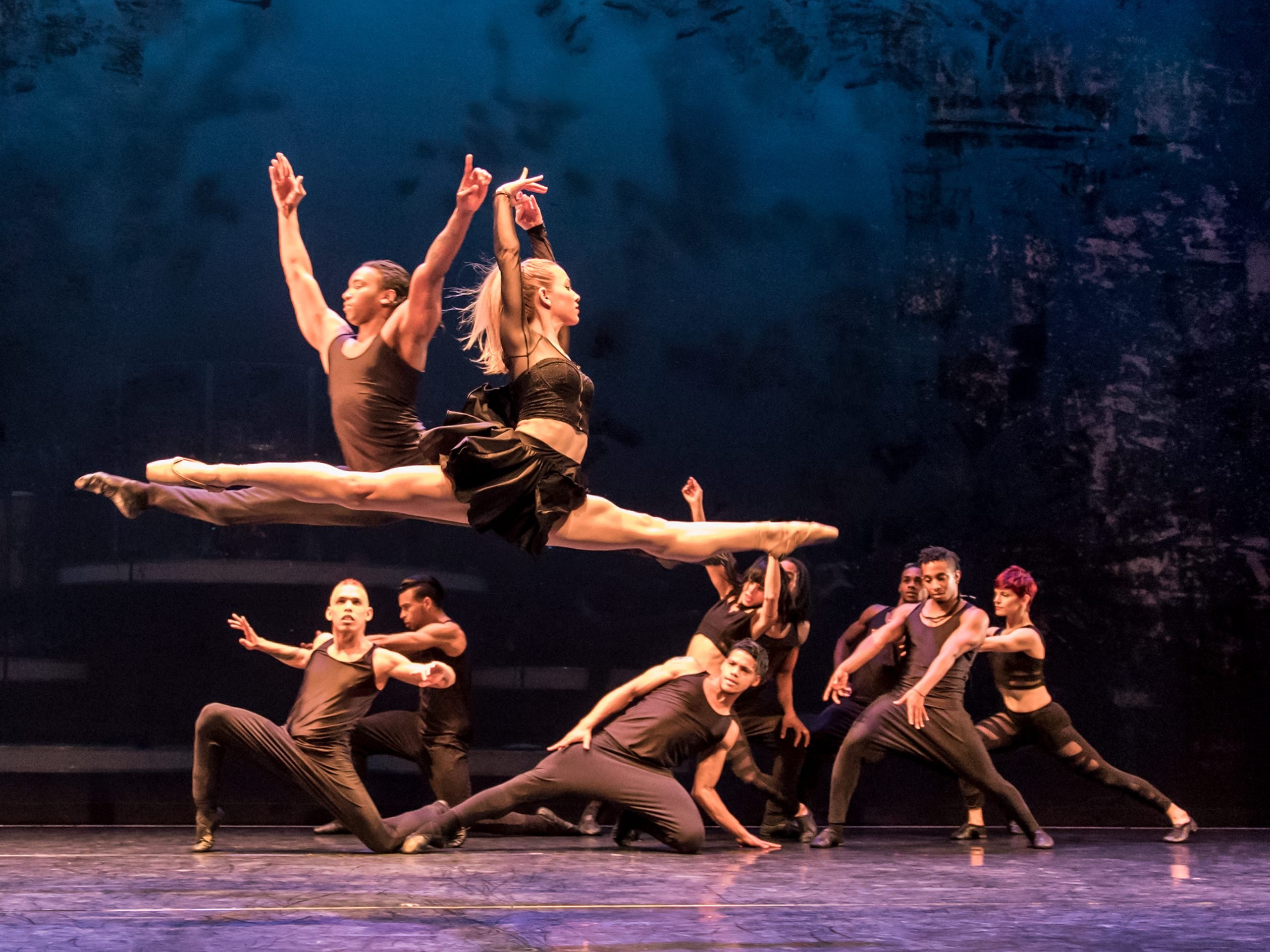 Wir verlosen 5x2 Tickets für Ballet Revolución am 20.3. im Wiener Museumsquartier.