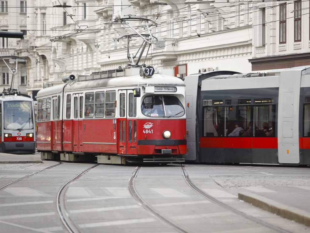 Die Straßenbahnlinien 37 und 40 kollidierten am Schottentor. Die Straßenbahnlinien 37 und 40 kollidierten am Schottentor.