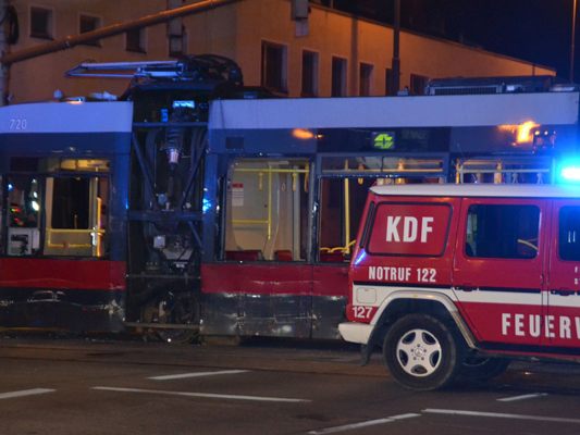 Eine Straßenbahn und ein Reisebus kollidierten in Wien-Donaustadt. Eine Straßenbahn und ein Reisebus kollidierten in Wien-Donaustadt.