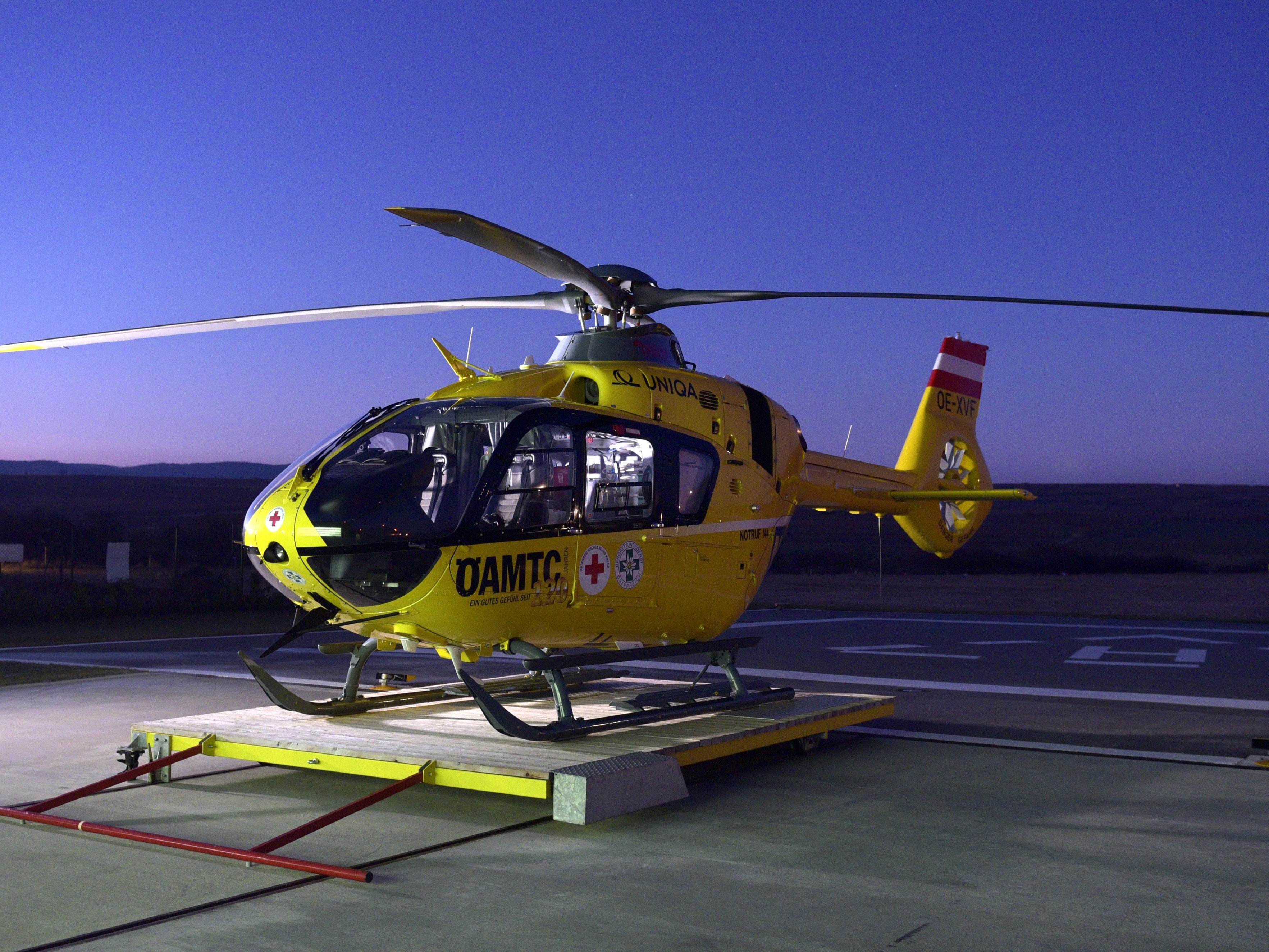 Der Verletzte wurde per Hubschrauber in das Wiener AKH gebracht.