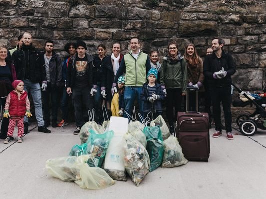 Gemeinsam wird beim CleanUp der Wienfluss gesäubert. Gemeinsam wird beim CleanUp der Wienfluss gesäubert.