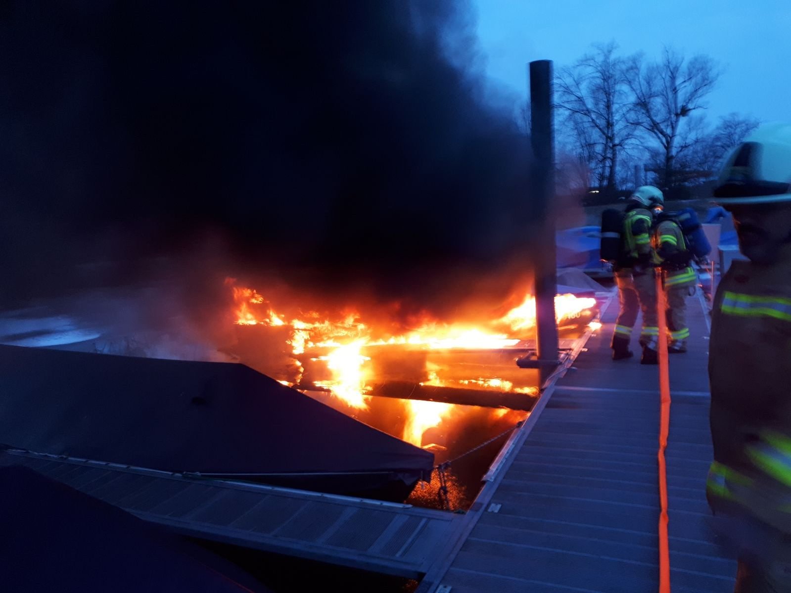 Boot in Hard stand in Flammen. Boot in Hard stand in Flammen.