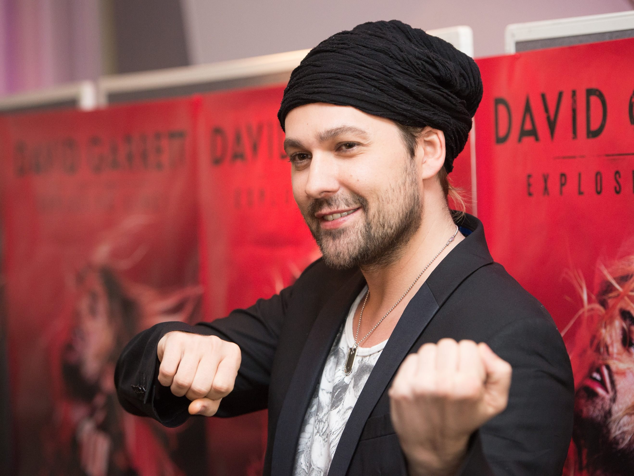 David Garrett ist momentan ohne geige unterwegs - er leidet an einem bandscheibenvorfall.