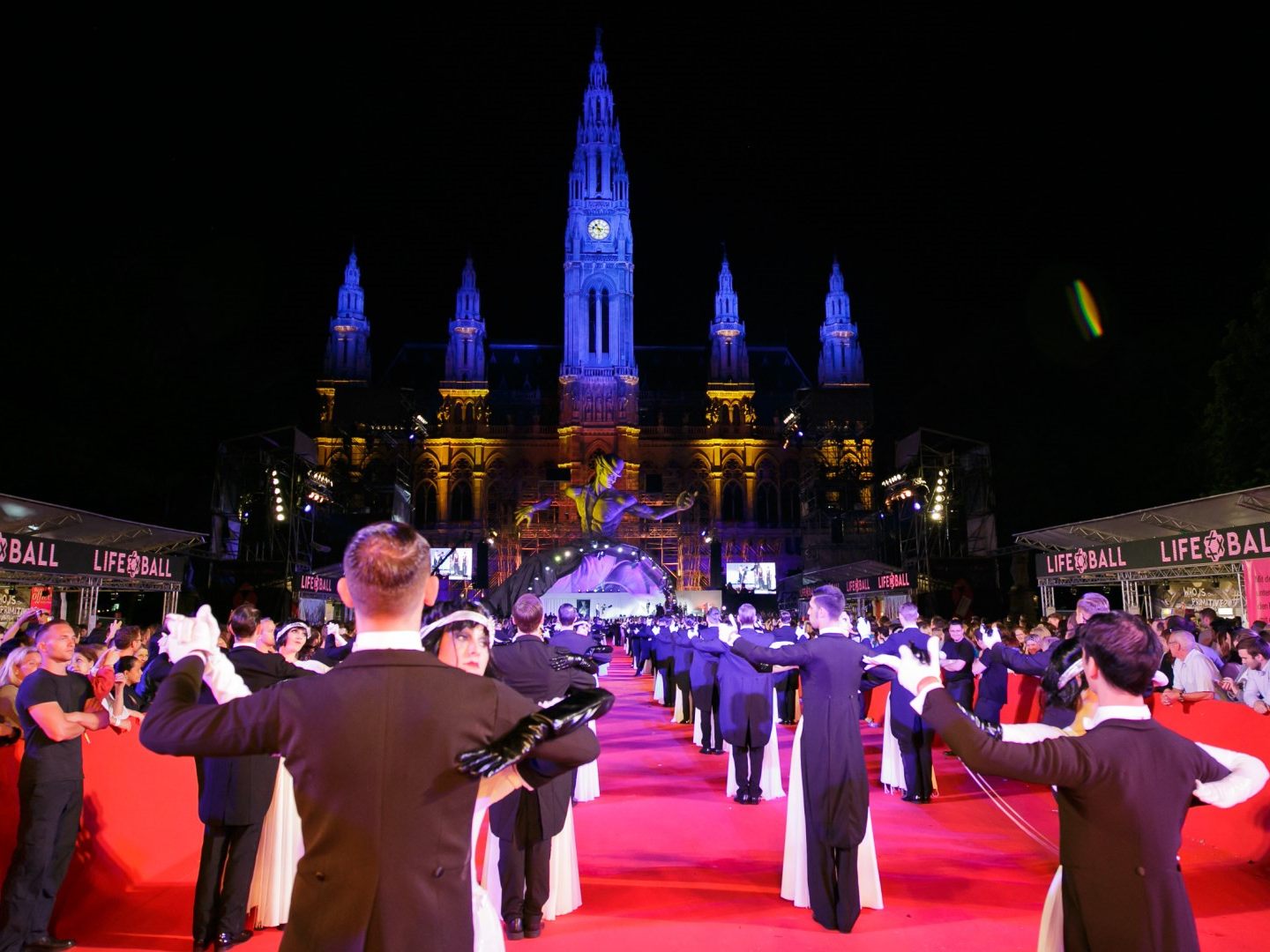 Es werden wieder Debütanten für den Life Ball in Wien gesucht. Es werden wieder Debütanten für den Life Ball in Wien gesucht.