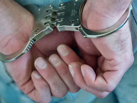 Zwei Männer stellten sich, ein dritter befindet sich in Haft.