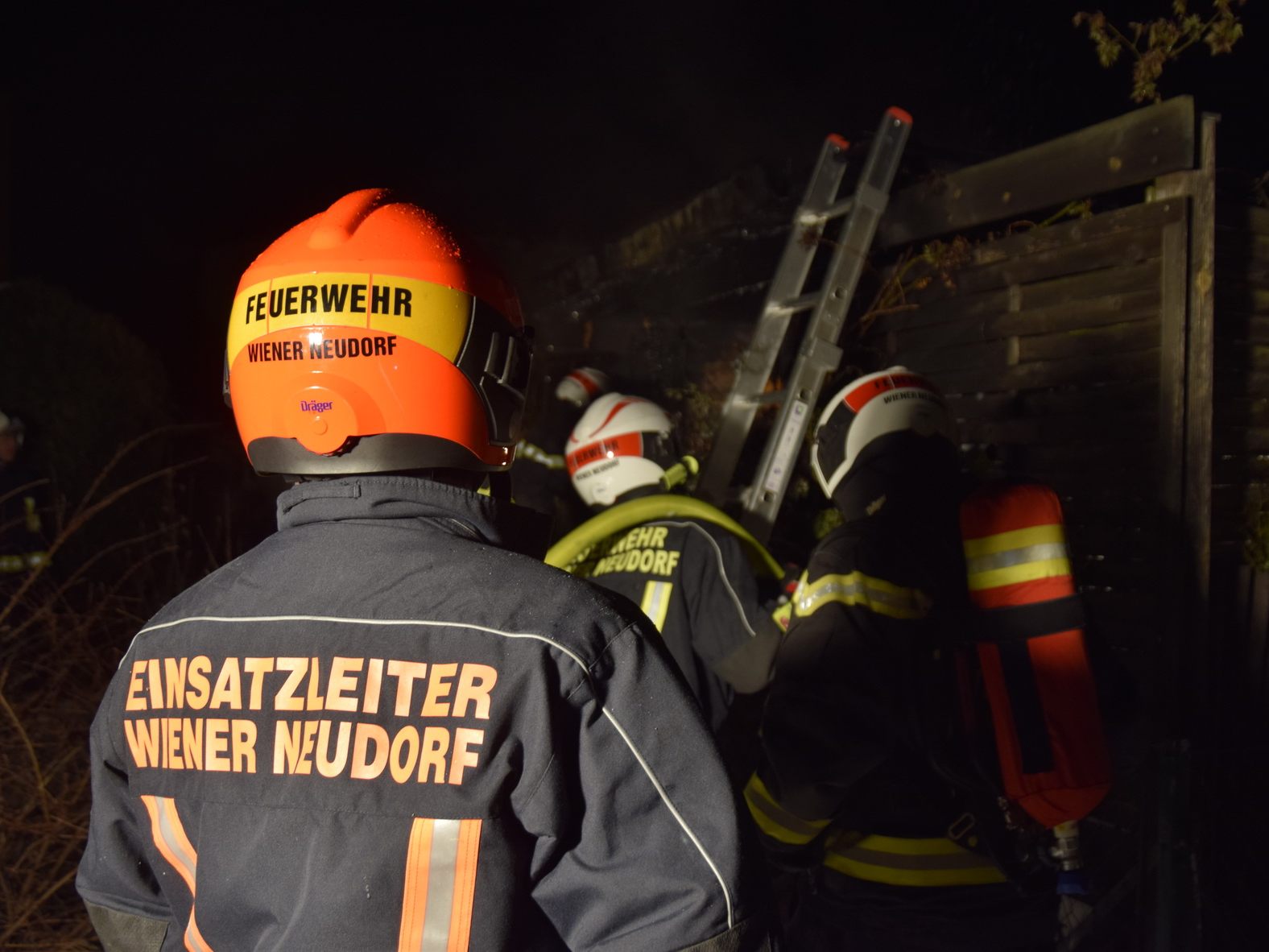 Die FF Wiener Neudorf konntrollierte nach dem Brandaus um 23 Uhr später noch einmal nach. Die FF Wiener Neudorf konntrollierte nach dem Brandaus um 23 Uhr später noch einmal nach.