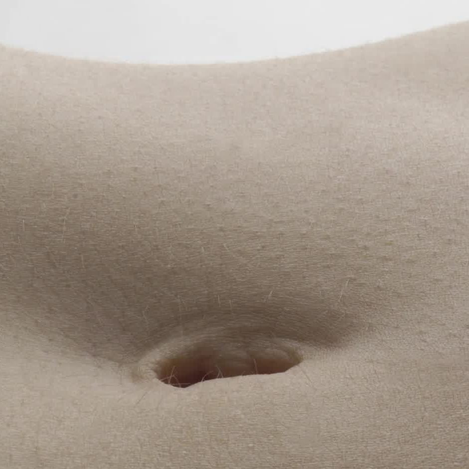 Jetzt ist der perfekte Bauchnabel das Ziel.