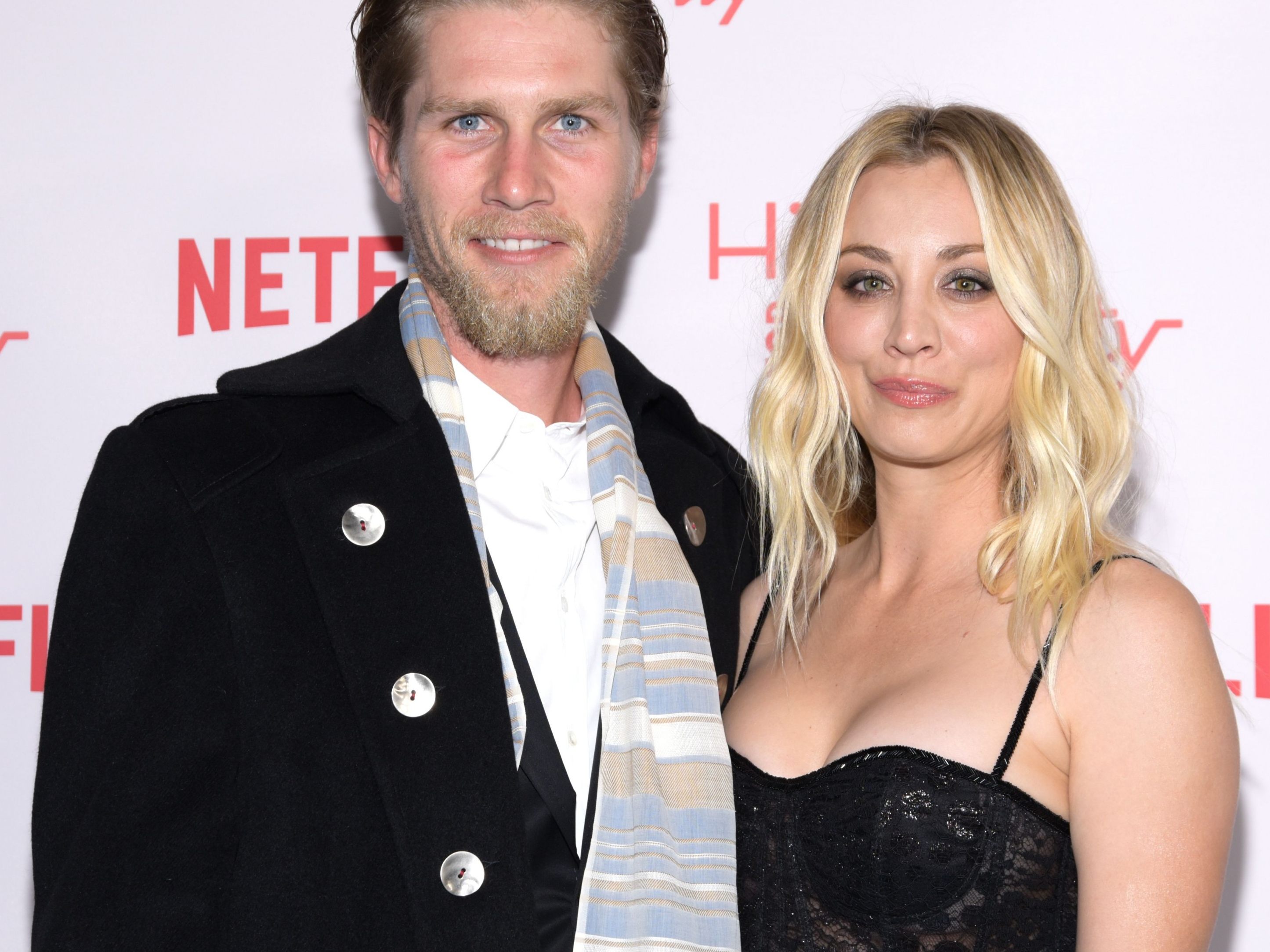 Kaley Cuoco mit ihrem Verlobten Seth Rogen.