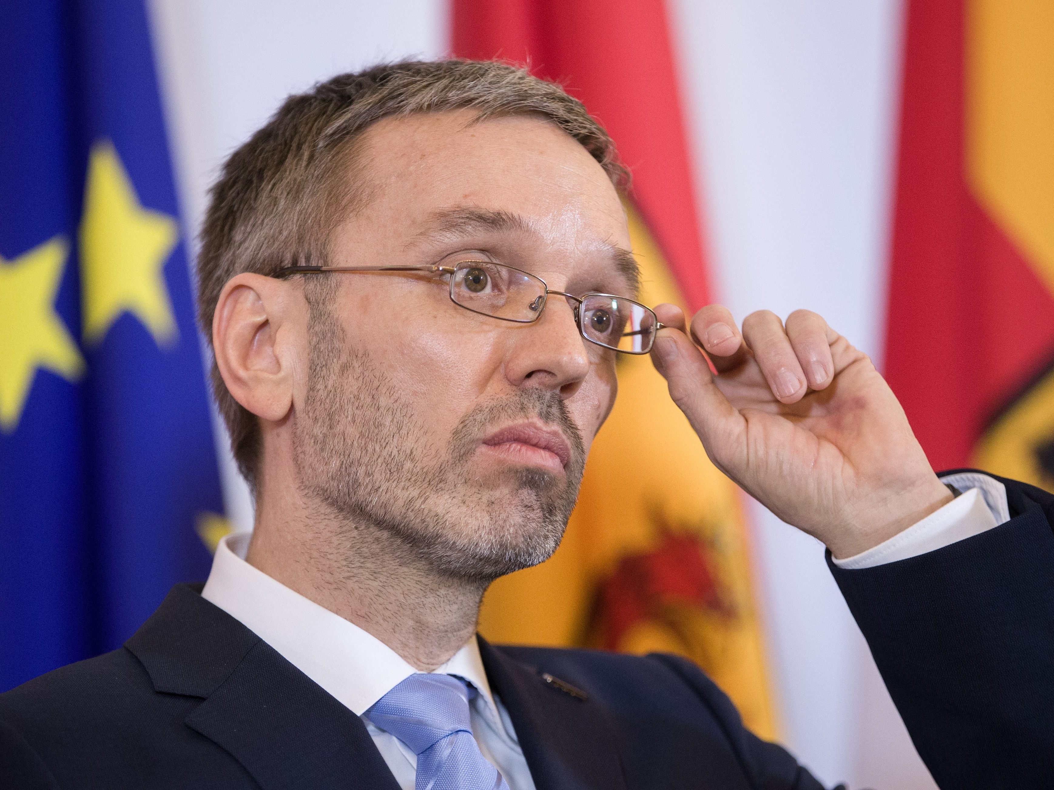 Wegen der Kälte öffnet Herbert Kickl die Flüchtlingsheime für Obdachlose. Wegen der Kälte öffnet Herbert Kickl die Flüchtlingsheime für Obdachlose.