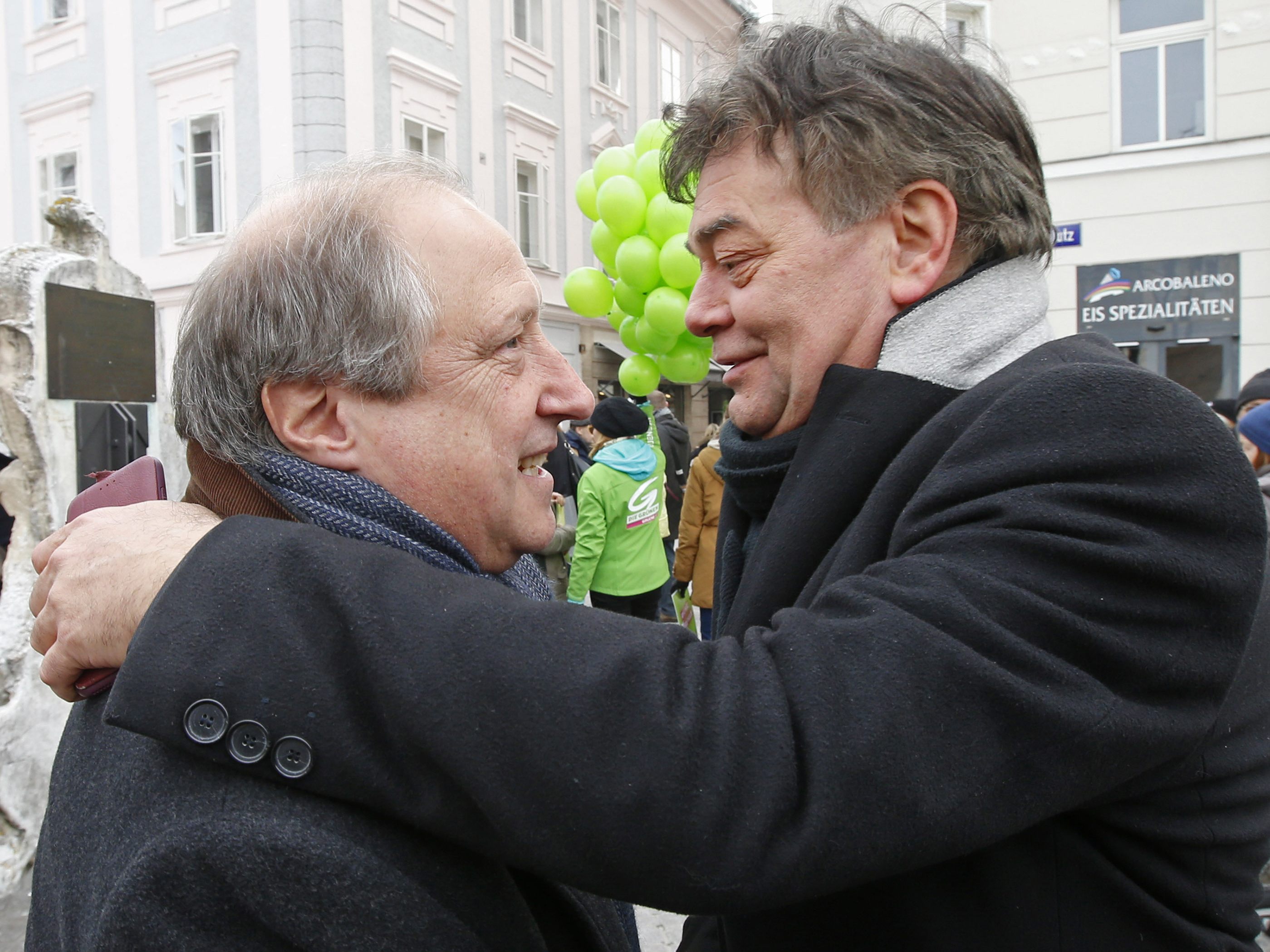 Rolf Holub wurde beim Wahlkampfabschluss in Kärnten von Werner Kogler unterstützt.