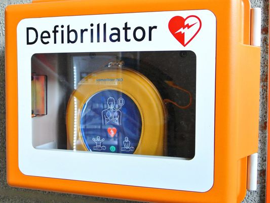 Bei dem Rettungseinsatz kam auch ein Defibrillator zum Einsatz.