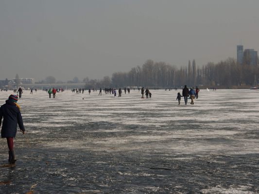Trotz der offenen Stellen wagten sich viele Menschen auf die Alte Donau. Trotz der offenen Stellen wagten sich viele Menschen auf die Alte Donau.
