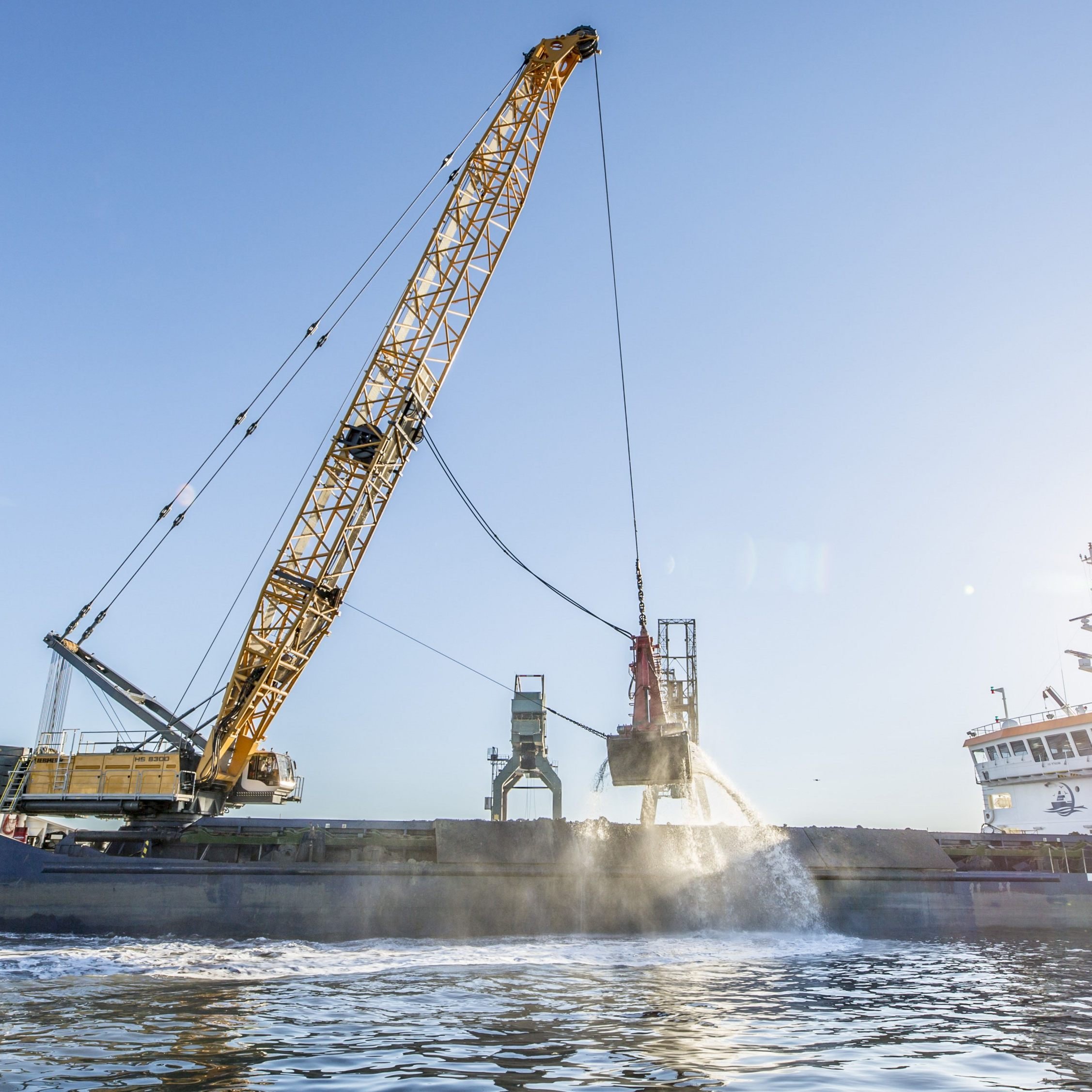 Liebherr Seilbagger vom Typ HS 8300 HD im Nassbagger-Einsatz im Hafen von Piombino / Italien