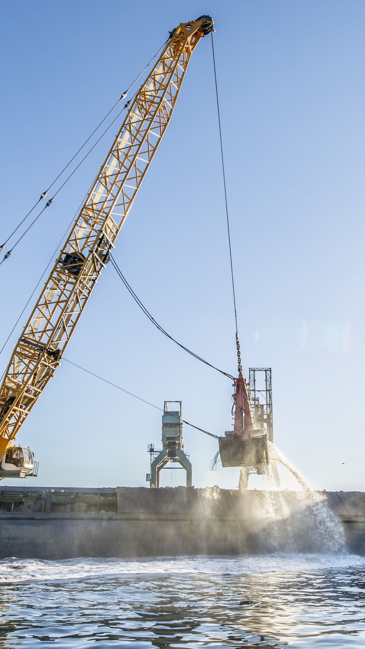 Liebherr Seilbagger vom Typ HS 8300 HD im Nassbagger-Einsatz im Hafen von Piombino / Italien
