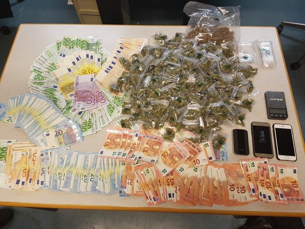 Bei dem Dealer konnte eine größere Menge an Bargeld und Marihuana sichergestellt werden.
