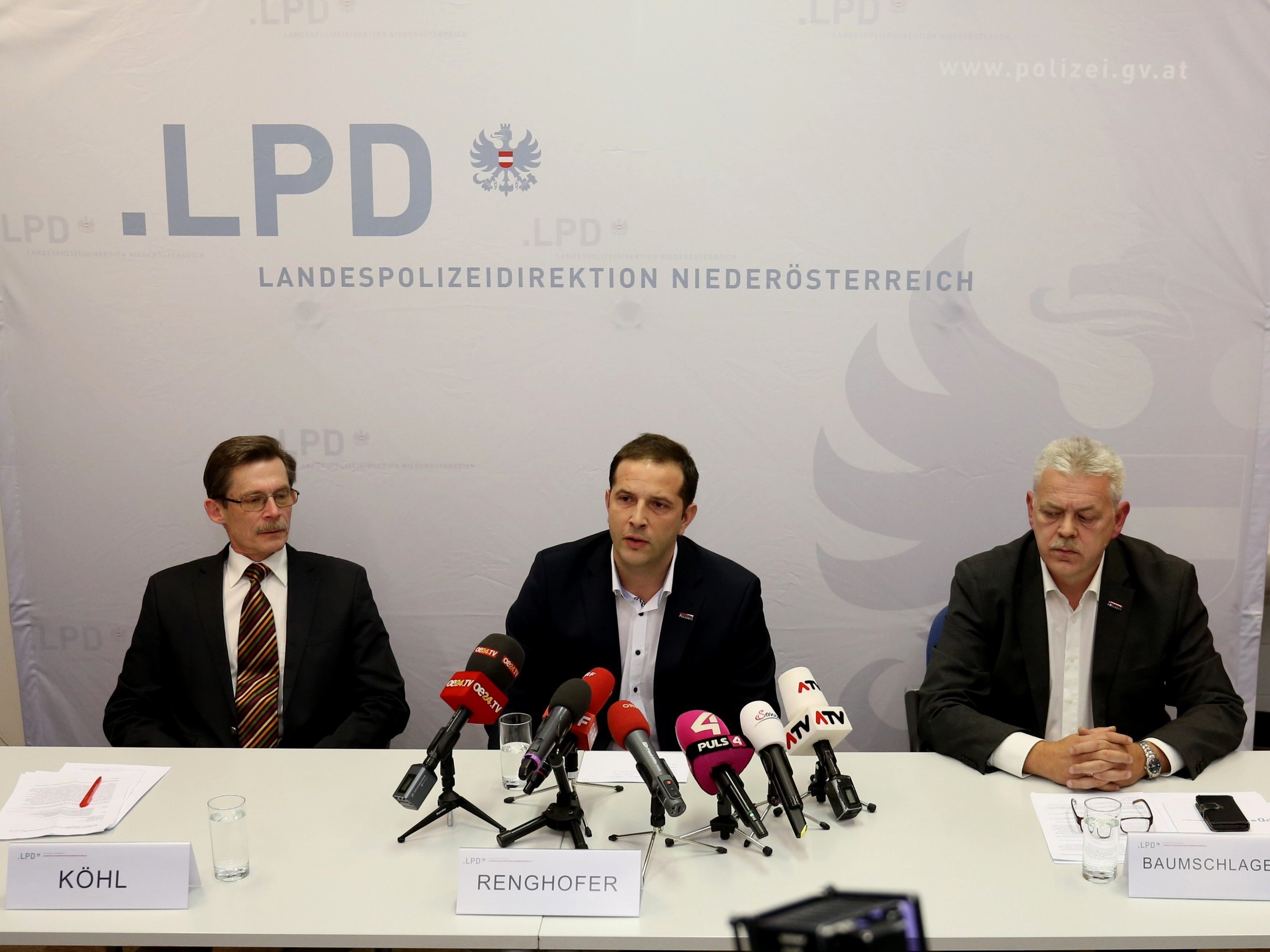 Die Polizei Niederösterreich gab eine Pressekonferenz zu der Aufklärung der Morde. Die Polizei Niederösterreich gab eine Pressekonferenz zu der Aufklärung der Morde.