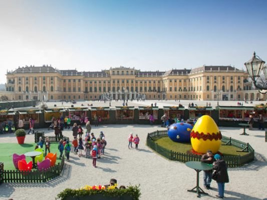 Der Ostermarkt vor dem Schloß Schönbrunn findet zum bereits 16. Mal statt. Der Ostermarkt vor dem Schloß Schönbrunn findet zum bereits 16. Mal statt.