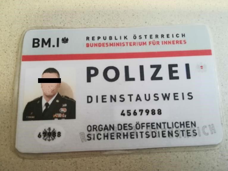 Diesen laminierten Polizeiausweis hatte der Drogenkäufer bei sich. Diesen laminierten Polizeiausweis hatte der Drogenkäufer bei sich.