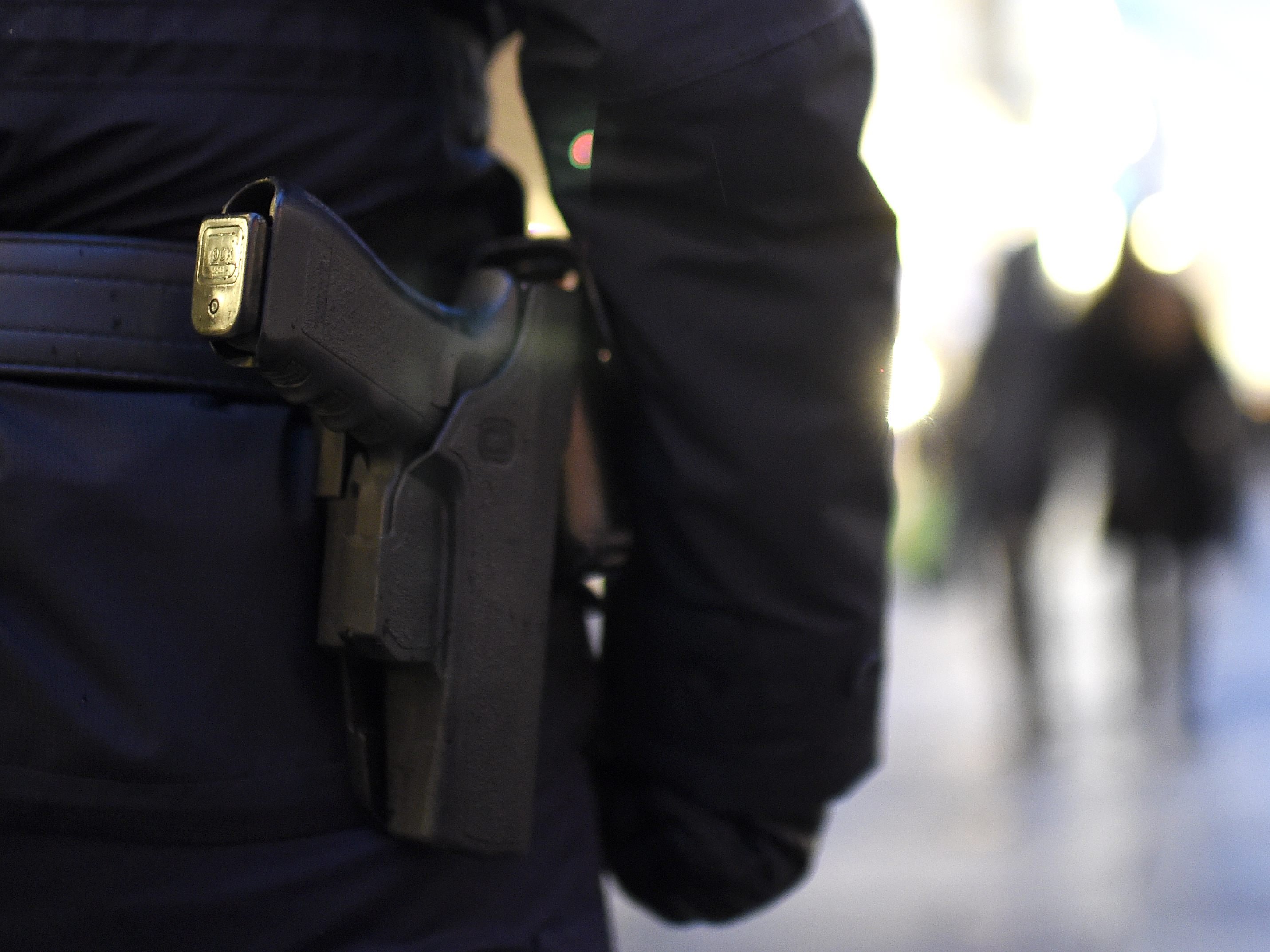 Die Polizisten wurden gerufen, um den Familienstreit zu schlichten.