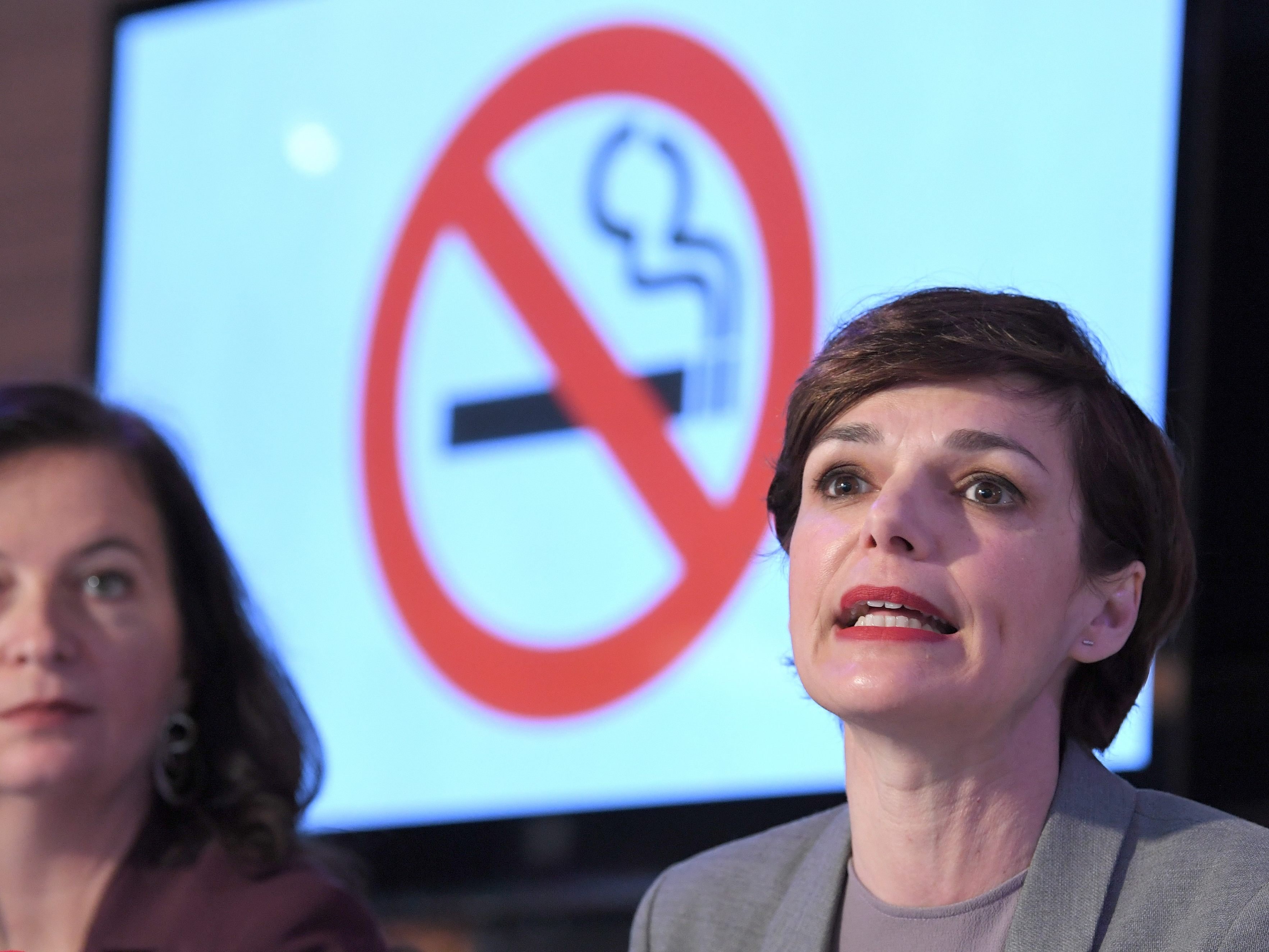 Die Wiener Stadträtin Ulli Sima (l.) und die Gesundheitssprecherin der SPÖ, Pamela Rendi-Wagner, wollen vor dem Bundesverfassungsgerichtshof klagen. Die Wiener Stadträtin Ulli Sima (l.) und die Gesundheitssprecherin der SPÖ, Pamela Rendi-Wagner, wollen vor dem Bundesverfassungsgerichtshof klagen.