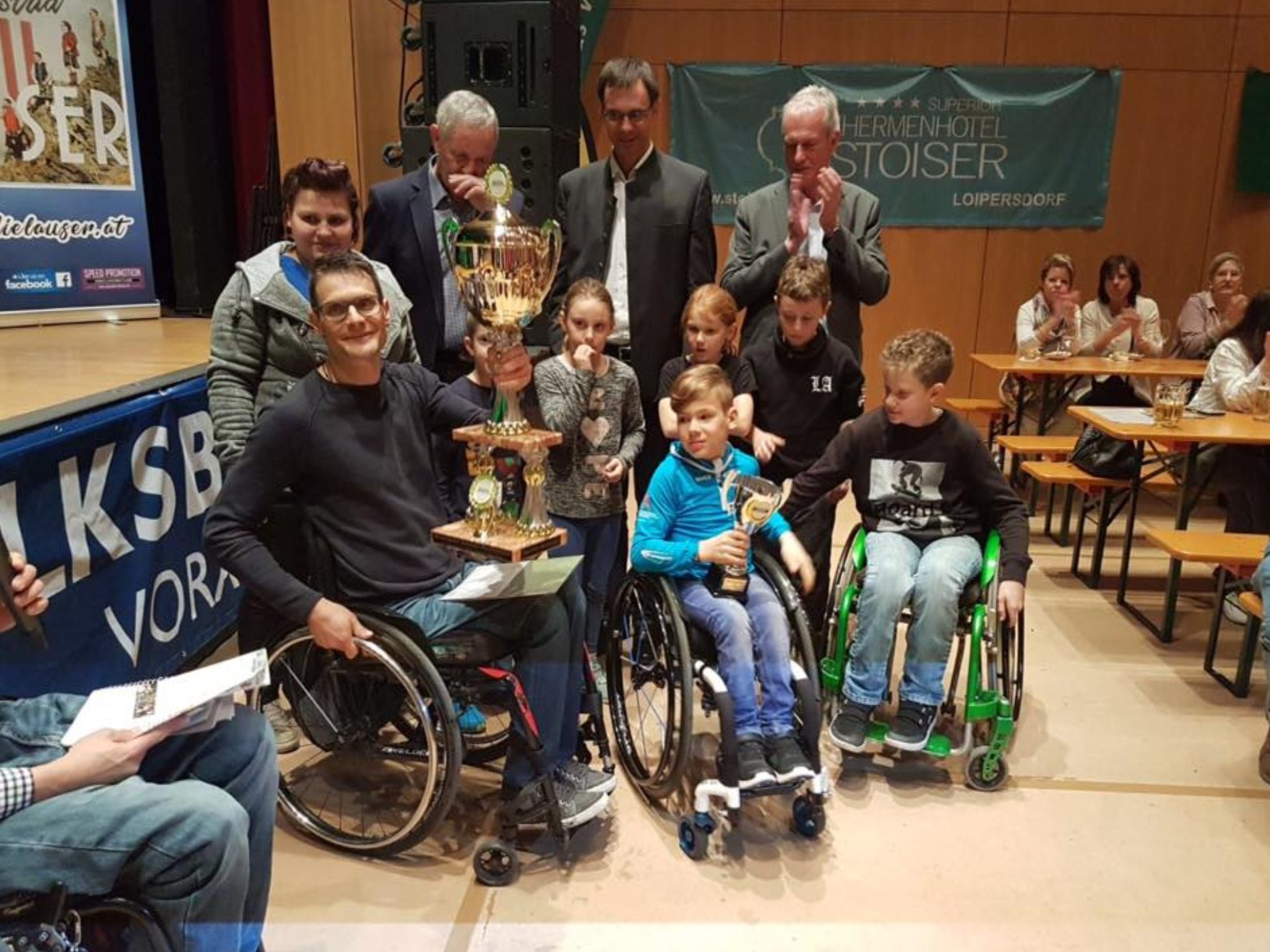 Maxi und sein Team dürfen den Wanderpokal mit nach Hause nehmen Maxi und sein Team dürfen den Wanderpokal mit nach Hause nehmen