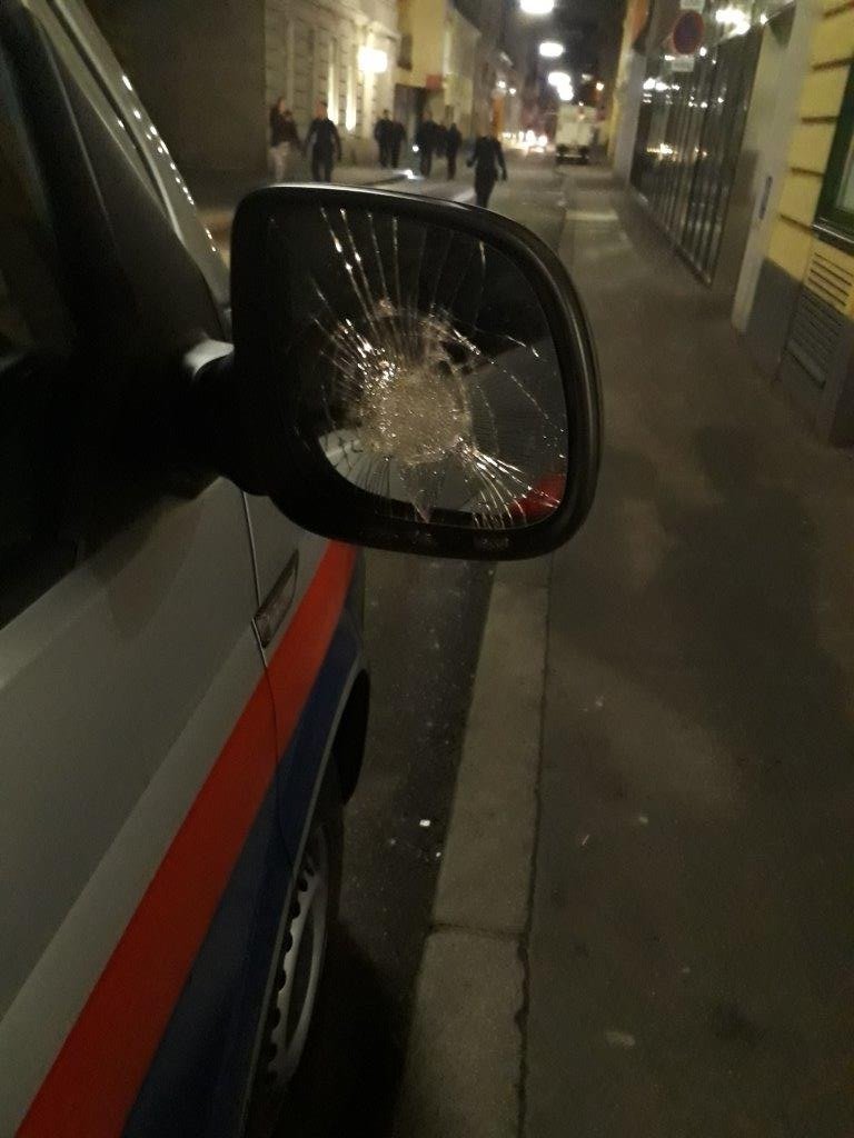 Der Rückspiegel des Polizeiautos wurde beschädigt.