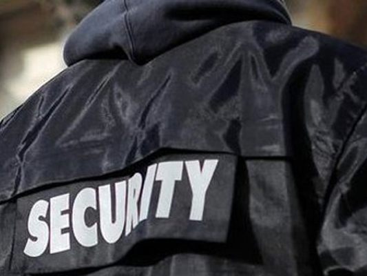 Ein Sicherheitsdienstmitarbeiter der türkischen Botschaft wurde verletzt. Ein Sicherheitsdienstmitarbeiter der türkischen Botschaft wurde verletzt.