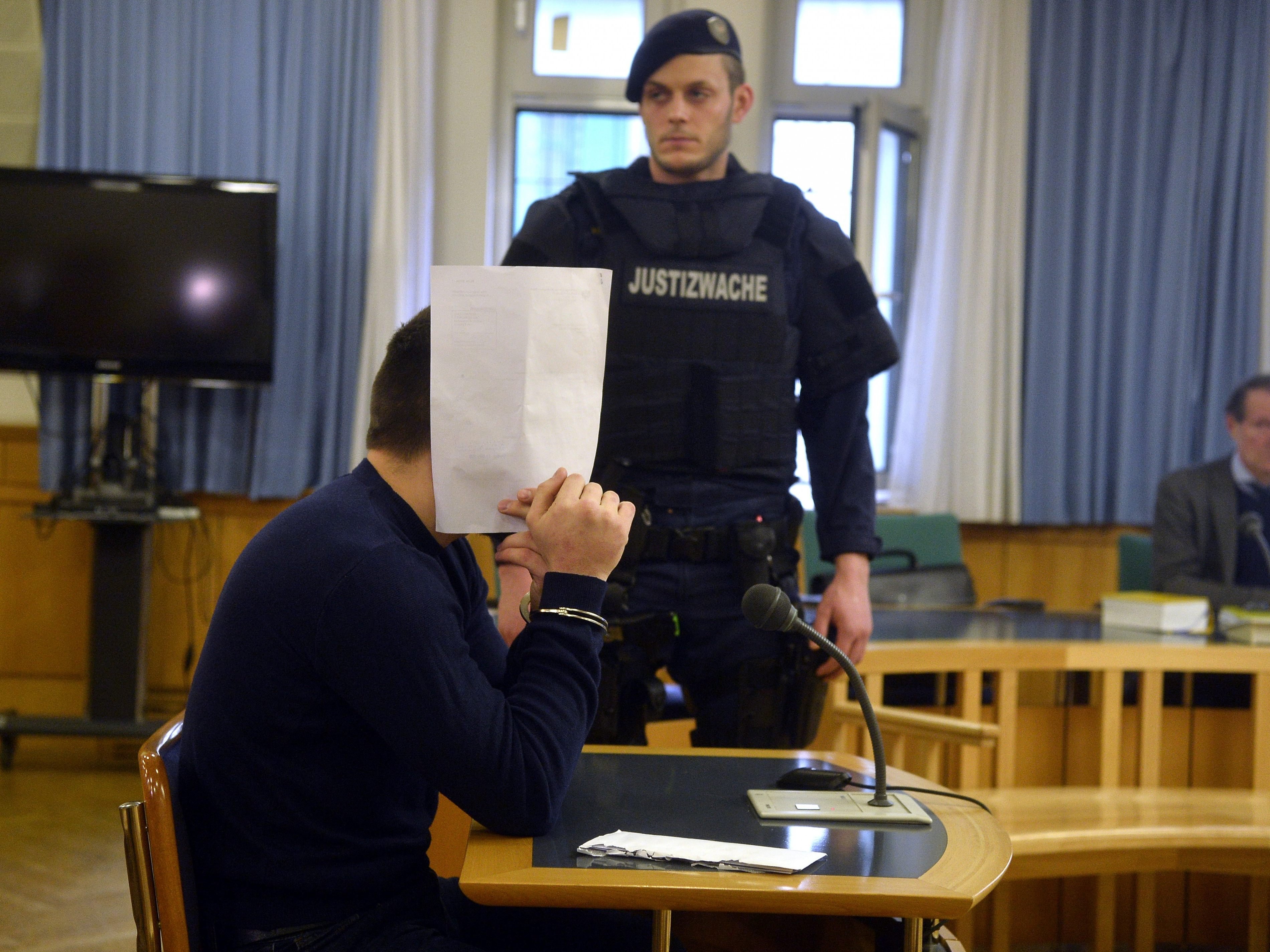 Der selbsternannte Sittenwächter muss für fünf Monate ins Gefängnis. Der selbsternannte Sittenwächter muss für fünf Monate ins Gefängnis.