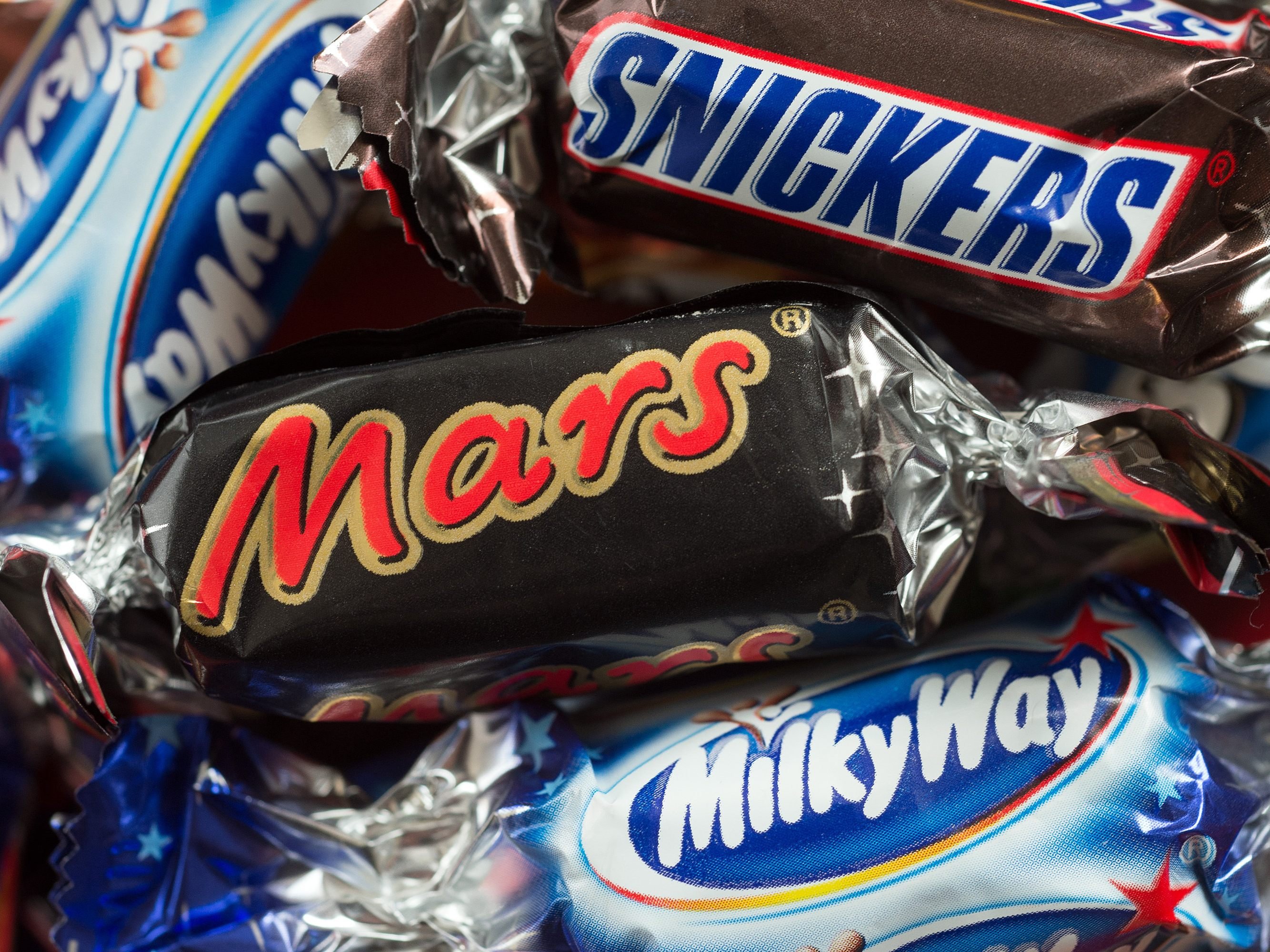 Viele Österreicher greifen im Stress immer wieder zu ungesunden Snacks.