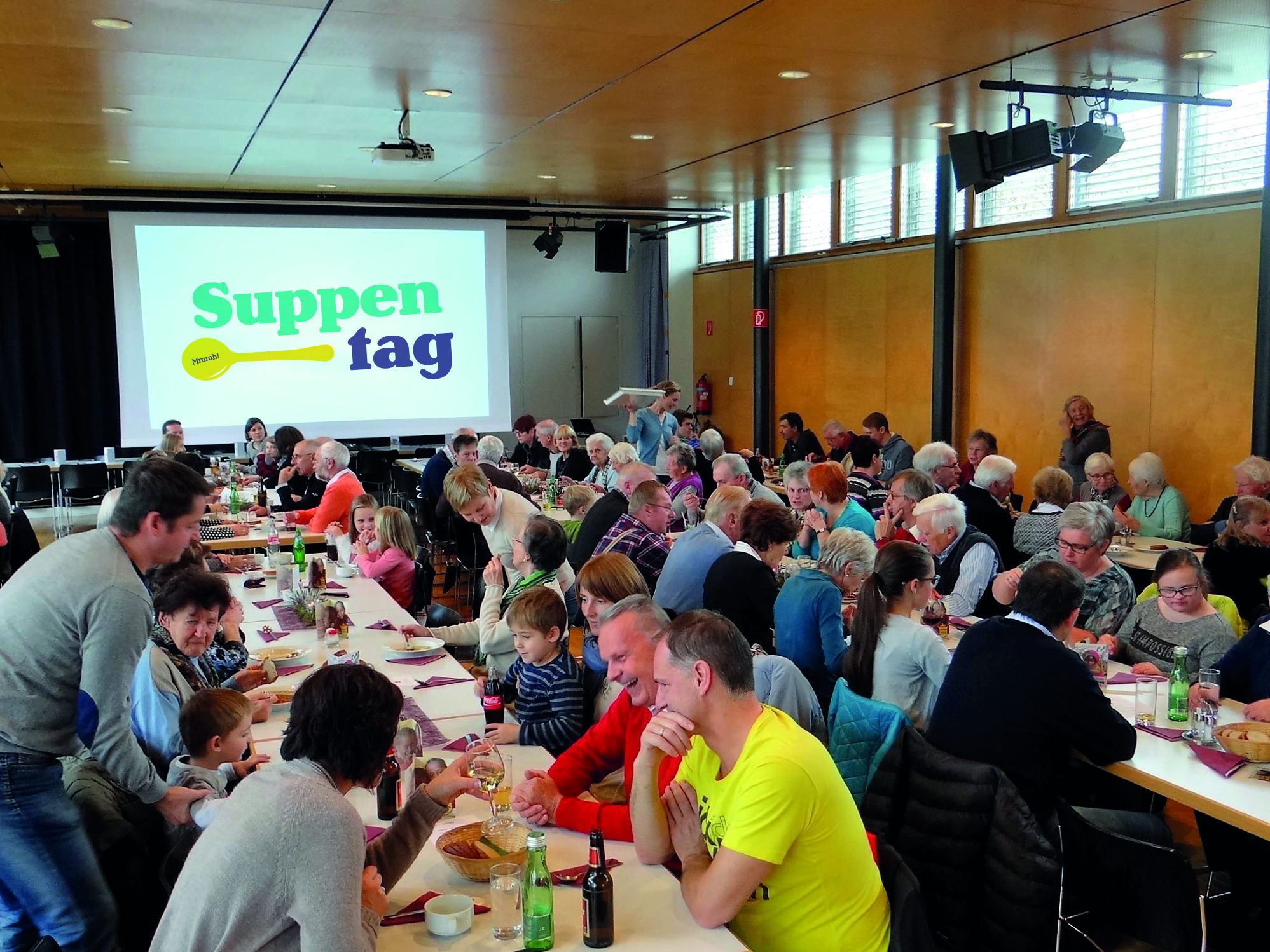 Suppeessen in gemütlicher Gesellschaft Suppeessen in gemütlicher Gesellschaft
